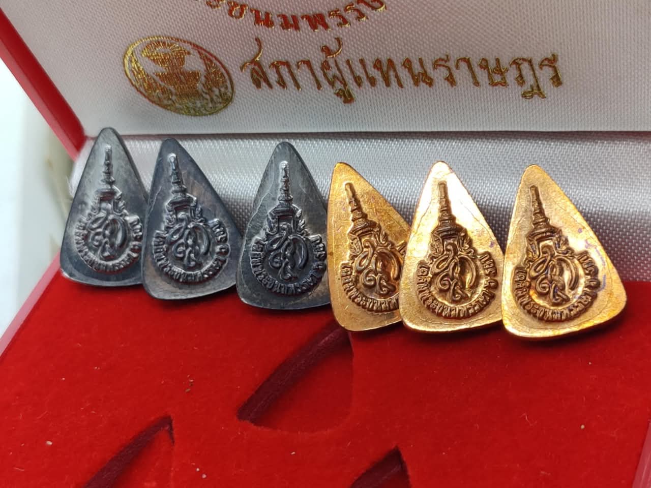 สมเด็จนางพญา (ชุด 6 เหรียญ) ที่ระลึกเฉลิมพระชนมพรรษา 6 รอบ ราชินีนาถ หลัง สก.สภาผู้แทนราษฎร จัดสร้าง ปี 2547 พร้อมกล่องเดิม