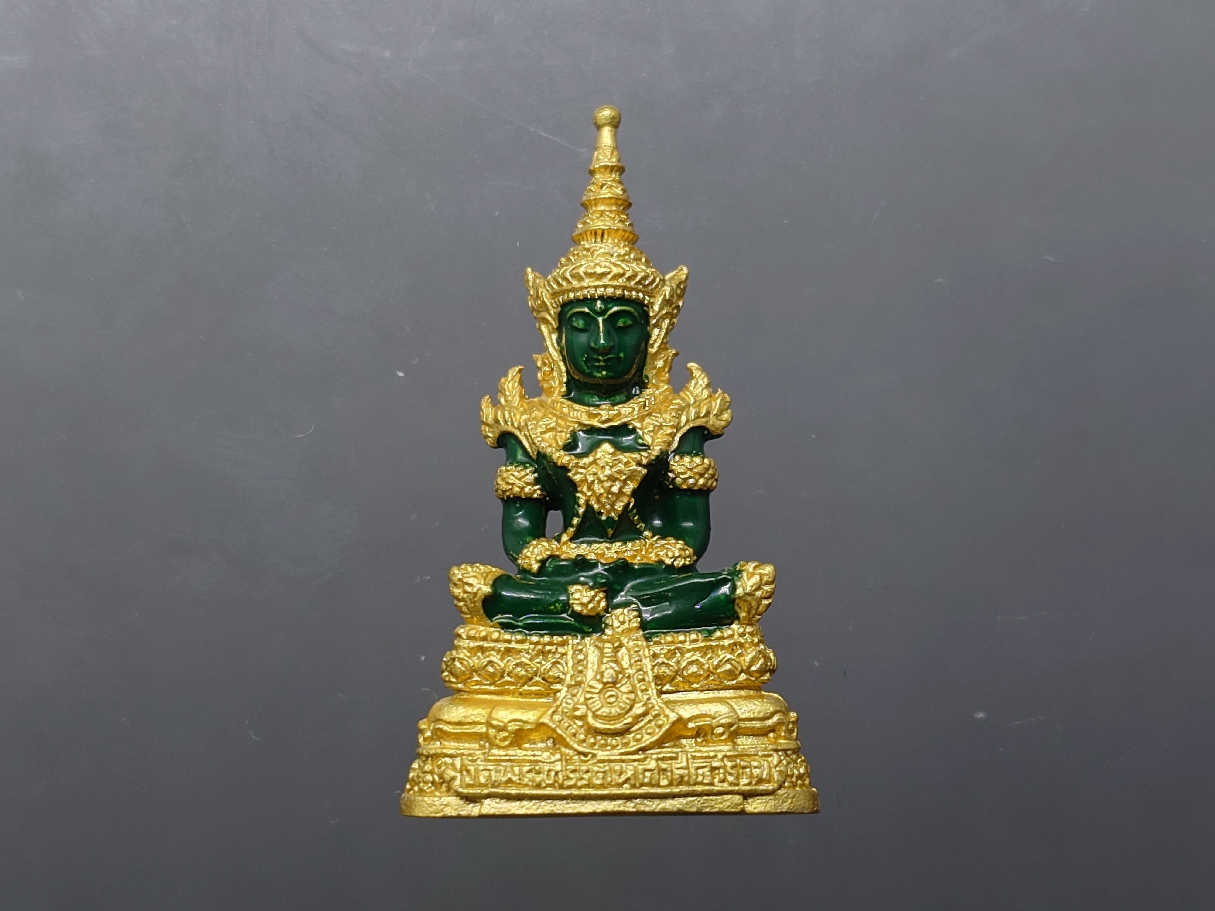 พระแก้วมรกต ทรงฤดูร้อน (ขนาดสูง 3.5 เซน) เนื้อโลหะเคลือบสีเขียว เครื่องทรงชุบทอง สำนักพระราชวัง สร้าง พุทธาภิเษก ณ วัดพระศรีรัตนศาสดาราม พ.ศ.2547 ตลับเดิม รับประกันแท้