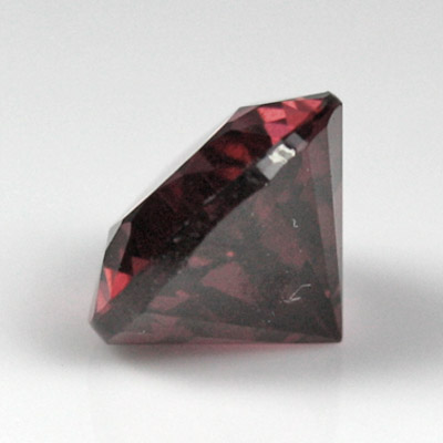 โกเมนสีม่วงหรือโรโดไลท์ (Rhodolite Garnet) 1.96 กะรัต สีม่วง รูปร่างหยดน้ำ