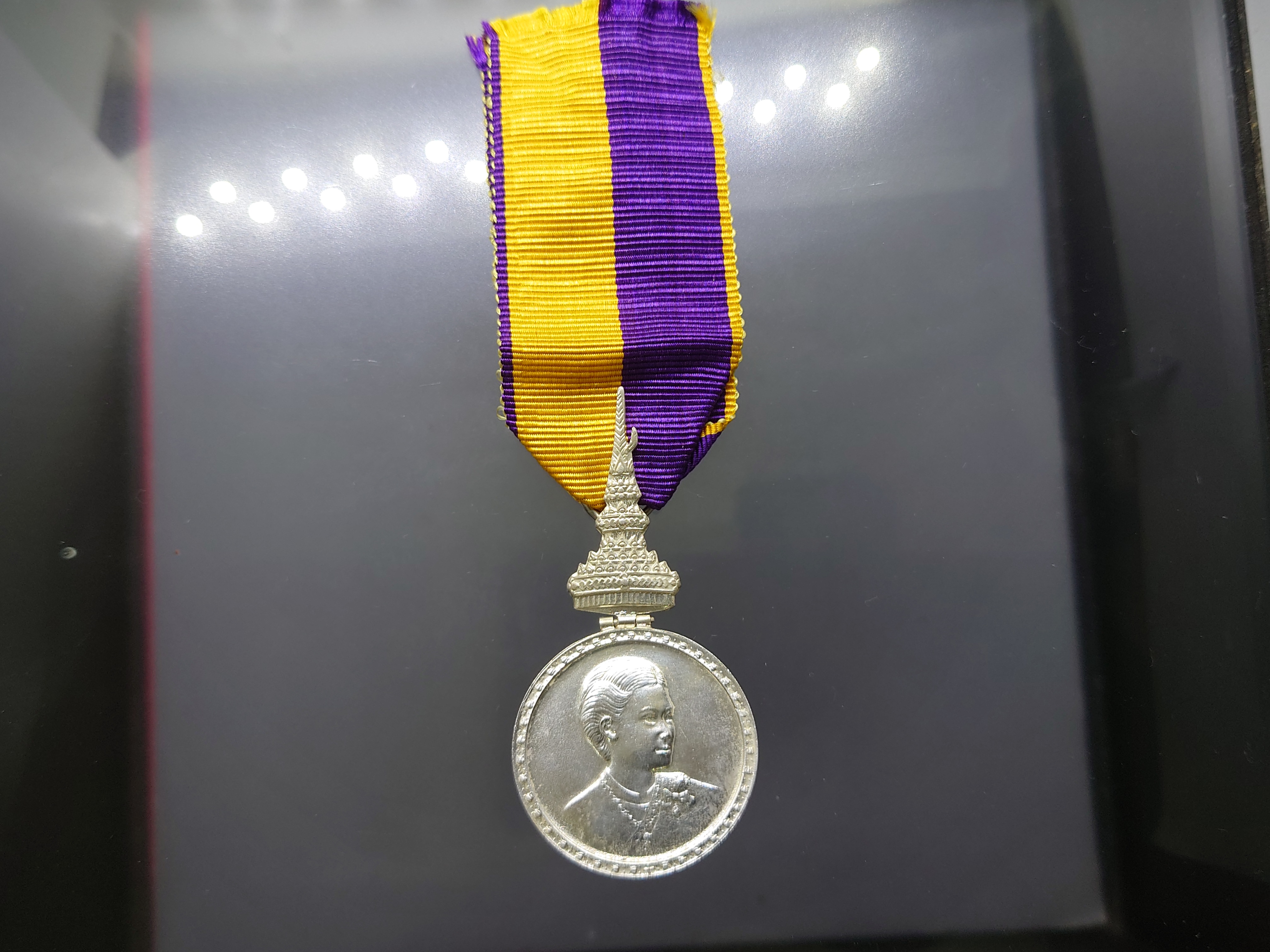 เหรียญแพรแถบ ที่ระลึกพระราชพิธี สถาปนาสมเด็จพระเทพๆ เนื้อเงิน พ.ศ.2520 แบบชาย