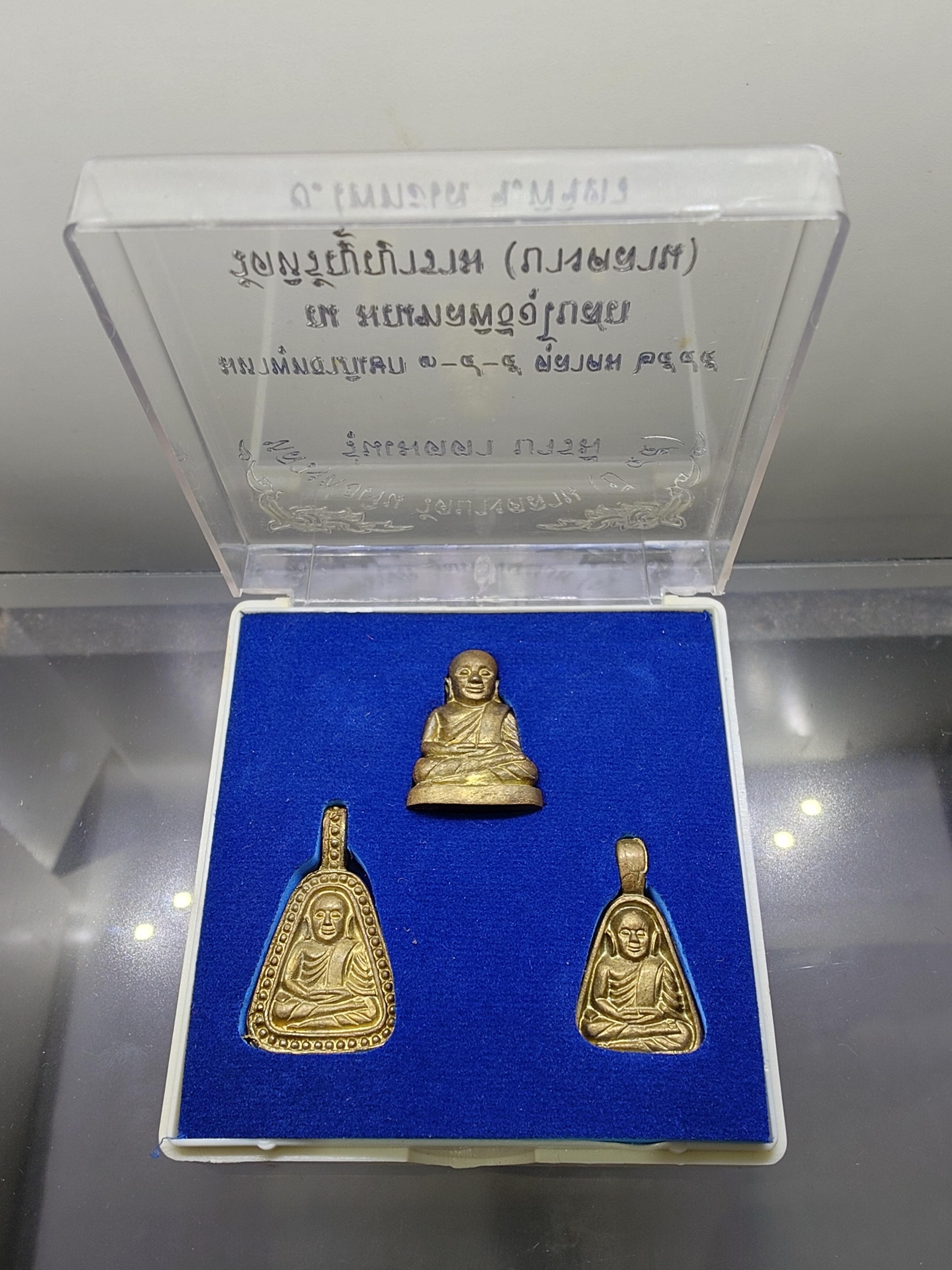 หลวงพ่อเงิน วัดบางคลาน (ชุด 3 องค์ ปี45) รุ่นเมตตา บารมี เนื้อทองเหลือง มหาพุทธาภิเษก ณ มณฑลพิธีอุโบสถ วัดหิรัญญาราม พ.ศ.2545 พร้อมตลับเดิม