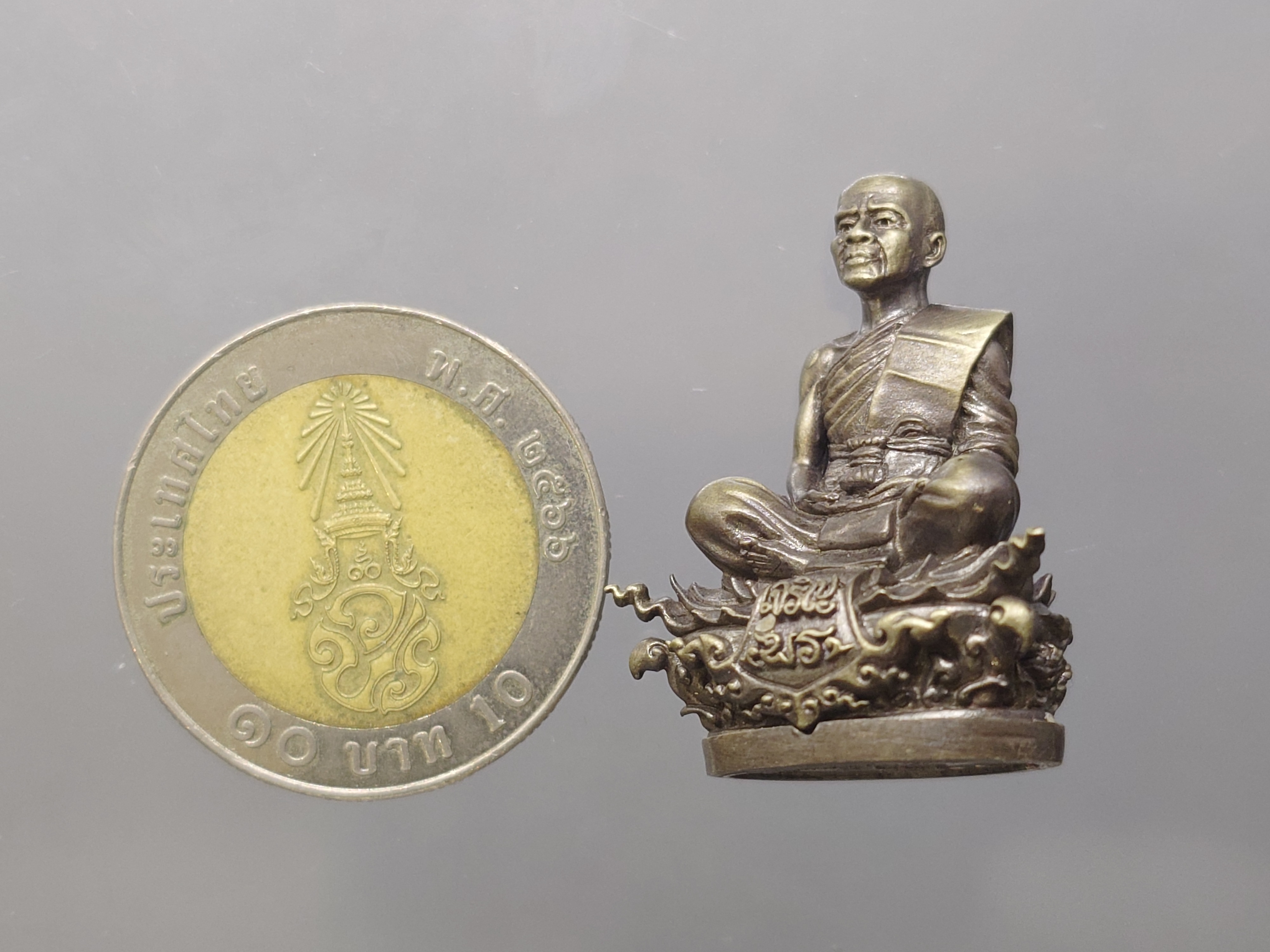 พระกริ่งเจริญพร ๑๙ เนื้อชนวนเงิน หลวงพ่อคูณ วัดบ้านไร่ โคท ๑๒๖๙ พร้อมกล่องเดิม ใบเซอร์ พ.ศ.2557 รับประกันแท้ ทันหลวงพ่อ