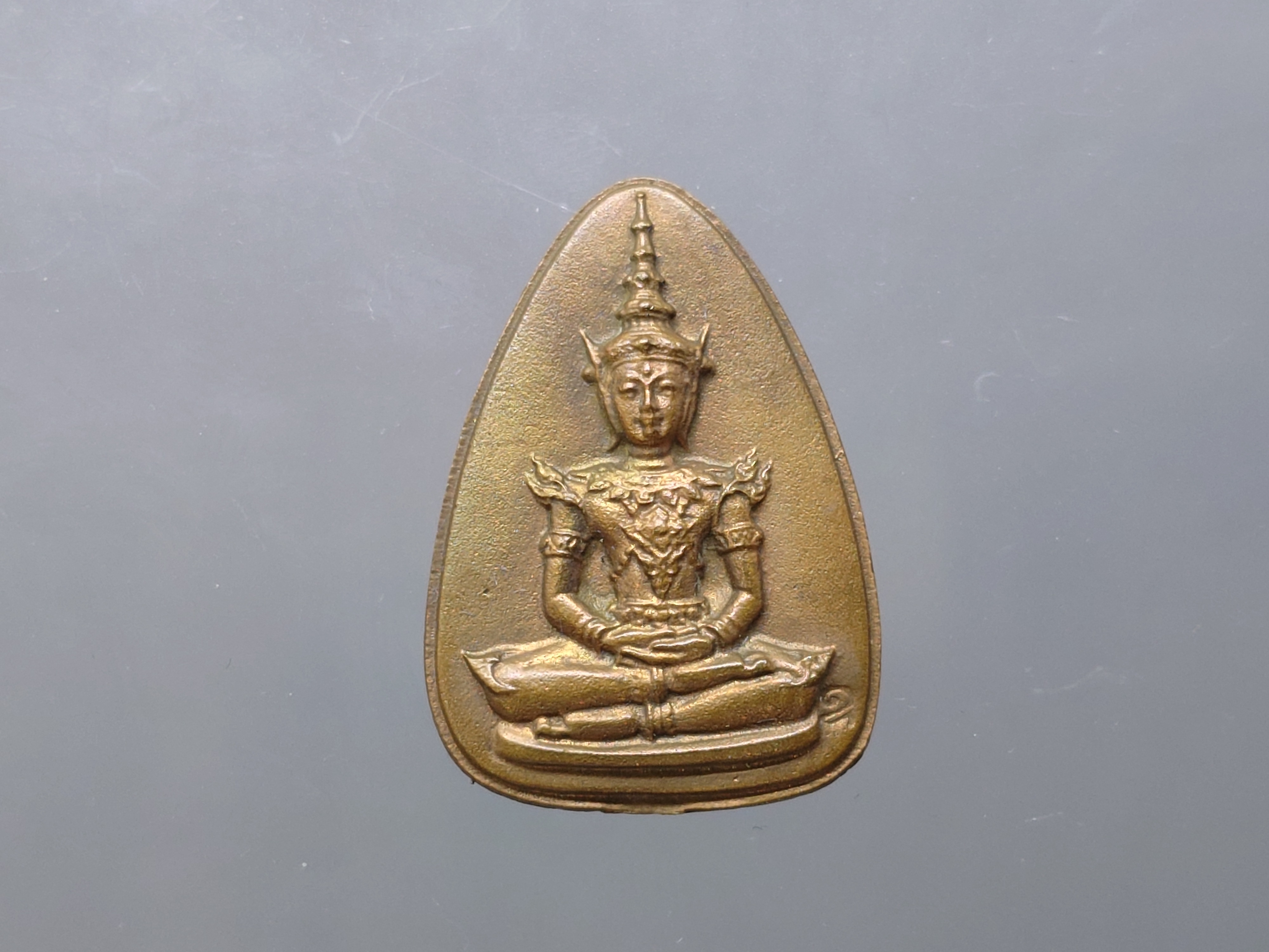 พระแก้วมรกต ญสส สมเด็จพระญาณสังวร เนื้อทองแดง พิมพ์ใหญ่ รุ่นมรดกไทย มรดกโลก จัดสร้างโดยมูลนิธิปริยัติศึกษา พ.ศ.2536 พร้อมกล่องเดิม