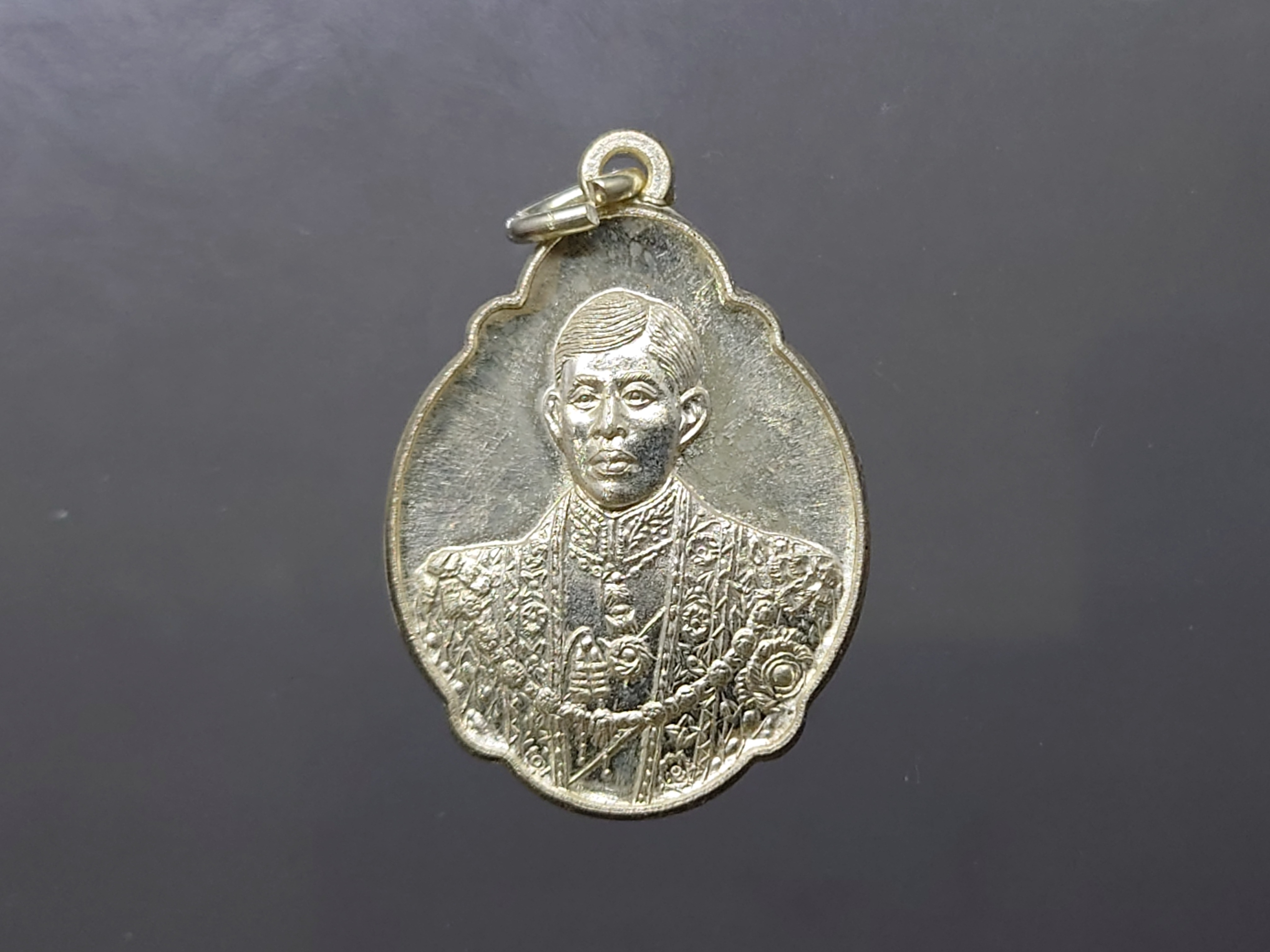 เหรียญที่ระลึกพระราชสมภพ 4 รอบ ม ว ก รัชกาลที่ 10 เนื้อเงิน ขนาดสูง 3 เซ็น ปี 2543