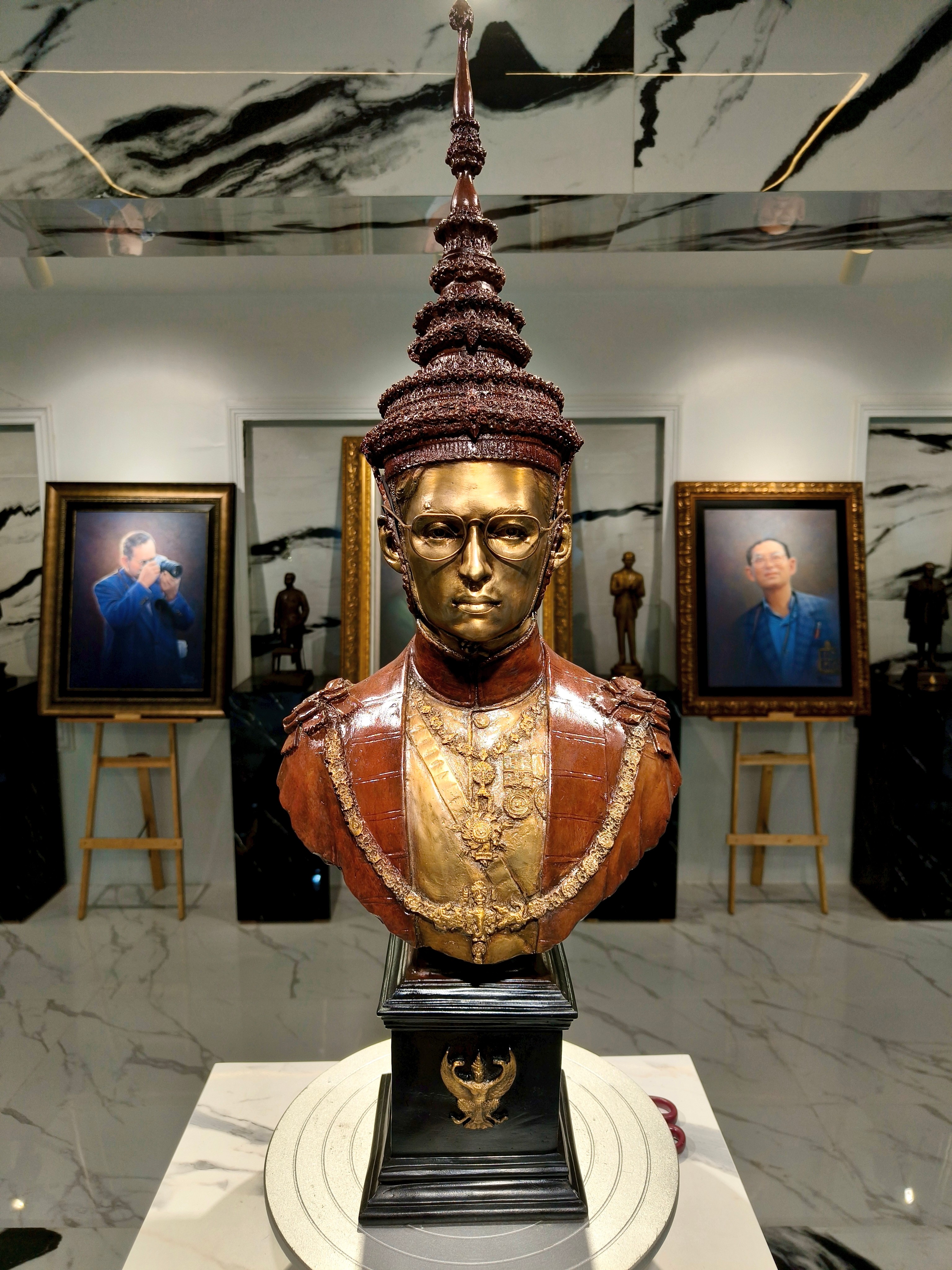 รูปหล่อ รัชกาลที่ 9 ร.9 ครึ่งพระองค์ (ทรงพระมหาพิชัยมงกุฎ) ประติมากรรม : อ.ธเนศร์ เตยทอง