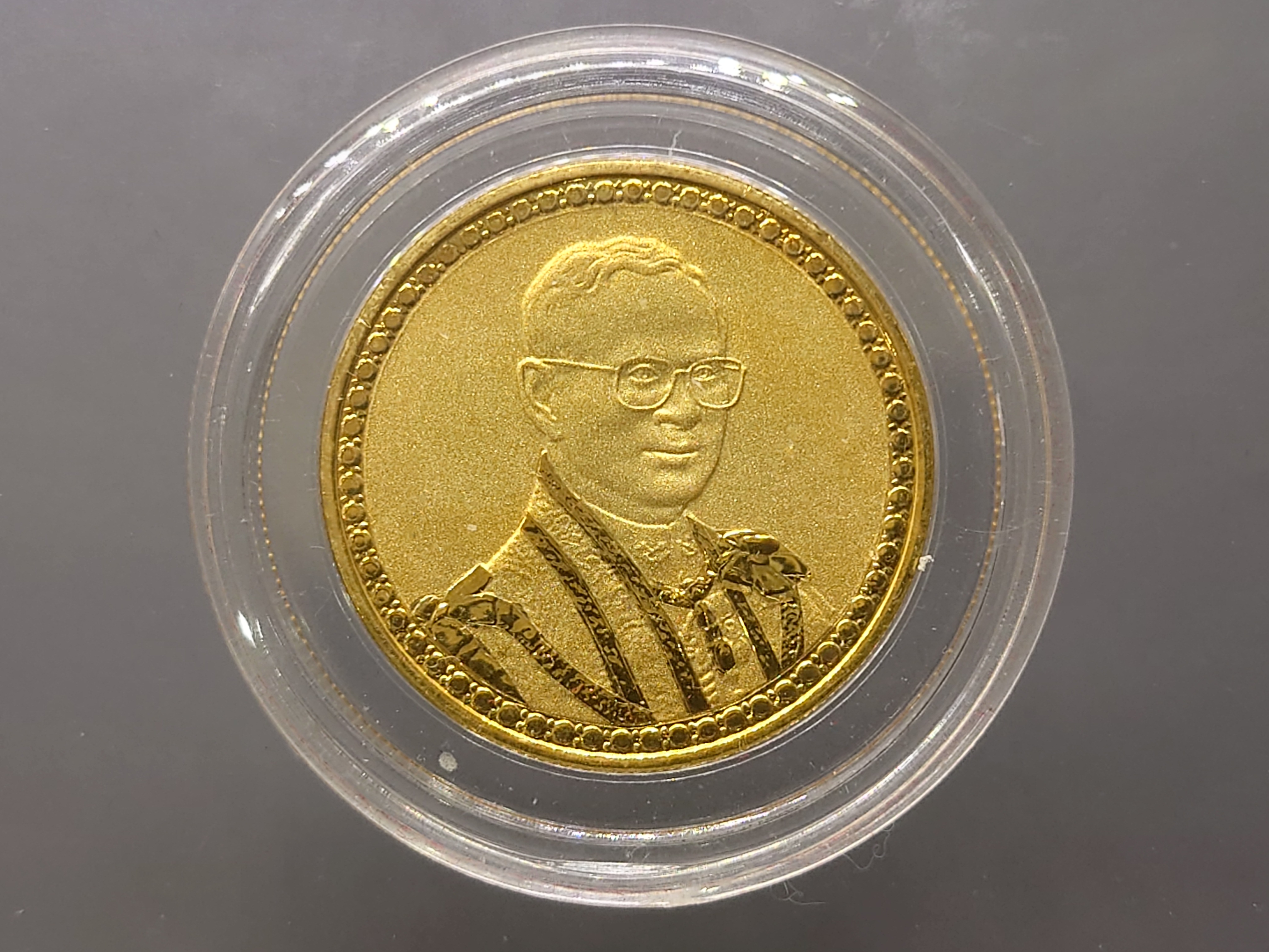 เหรียญกษาปณ์ 20 บาท เนื้อนิเกิล ชุบกาหลั่ยทอง ขัดเงา พ่นทราย ที่ระลึกพระราชพิธีครองราชครบ 60 ปี รัชกาลที่9 ขนาด 3.2 เซน ปี2549