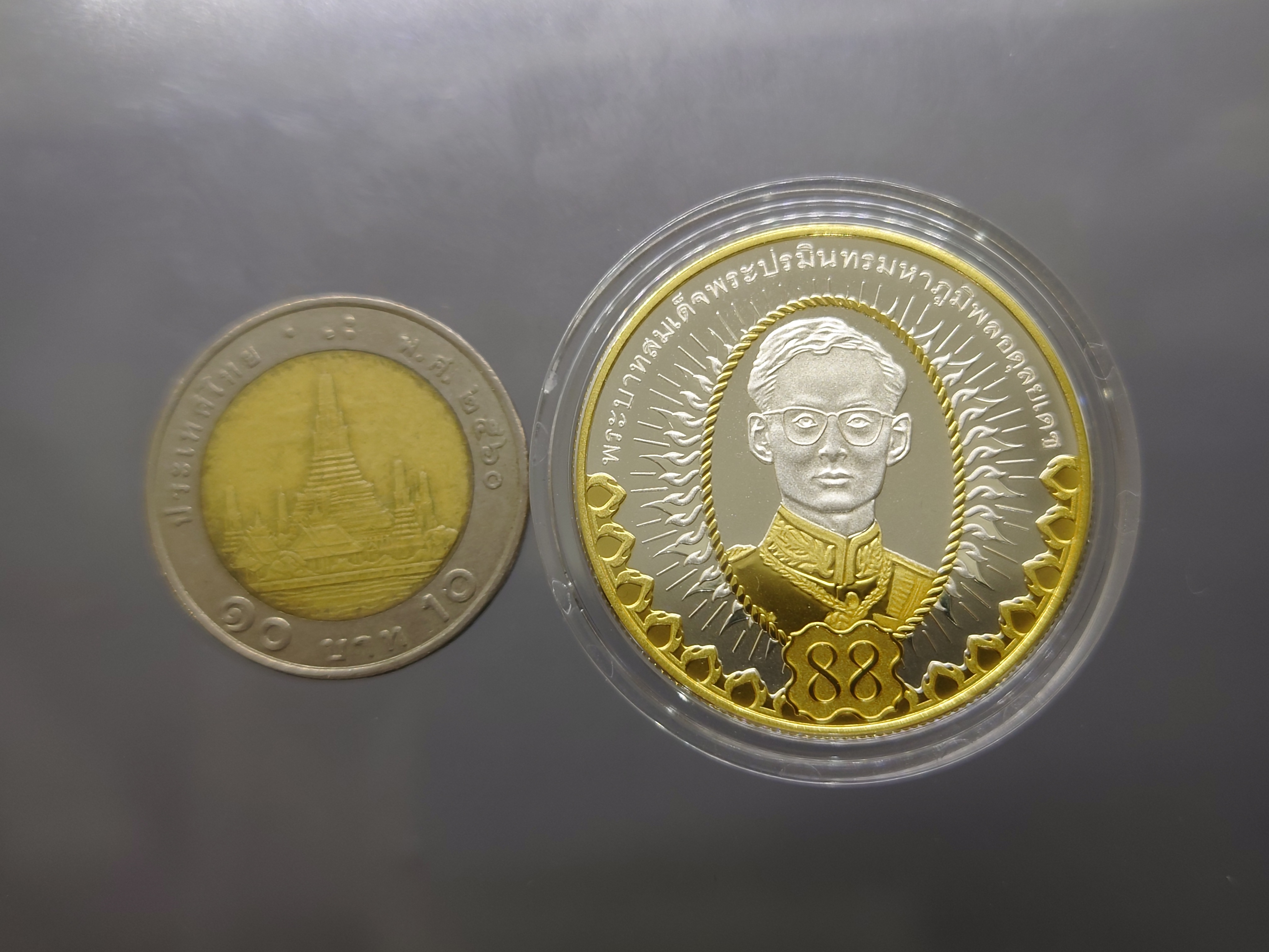 เหรียญที่ระลึกเฉลิมพระเกียรติ พระชนมพรรษา 88 พรรษา เงินขัดเงาเคลือบทองคำแท้บางส่วน พ.ศ.2558 พร้อมกล่องเดิม อุปกรณ์ครบ