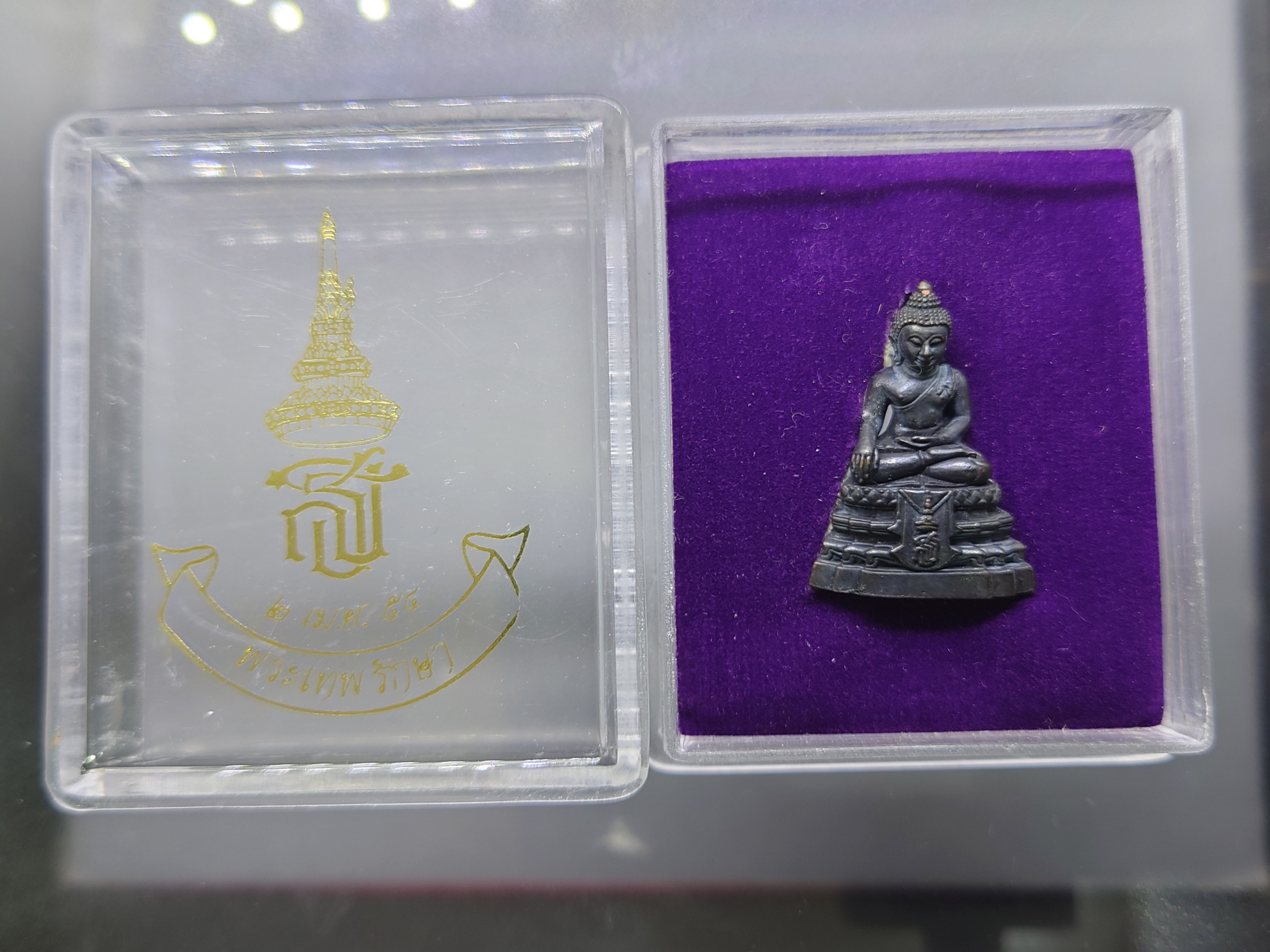 พระพุทธสิหิงค์ เบญจพุทธปาฏิหาริย์ ส.ธ.รุ่น พระเทพรักษา เนื้อทองสำริด ขนาดสูง 2.8 ซ.ม. พ.ศ.2554 พร้อมตลับเดิมๆ