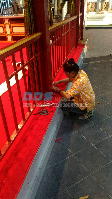 ผลงานปูพรม สีแดง ภายในวัดมกุฏกษัตริยารามราชวรวิหาร