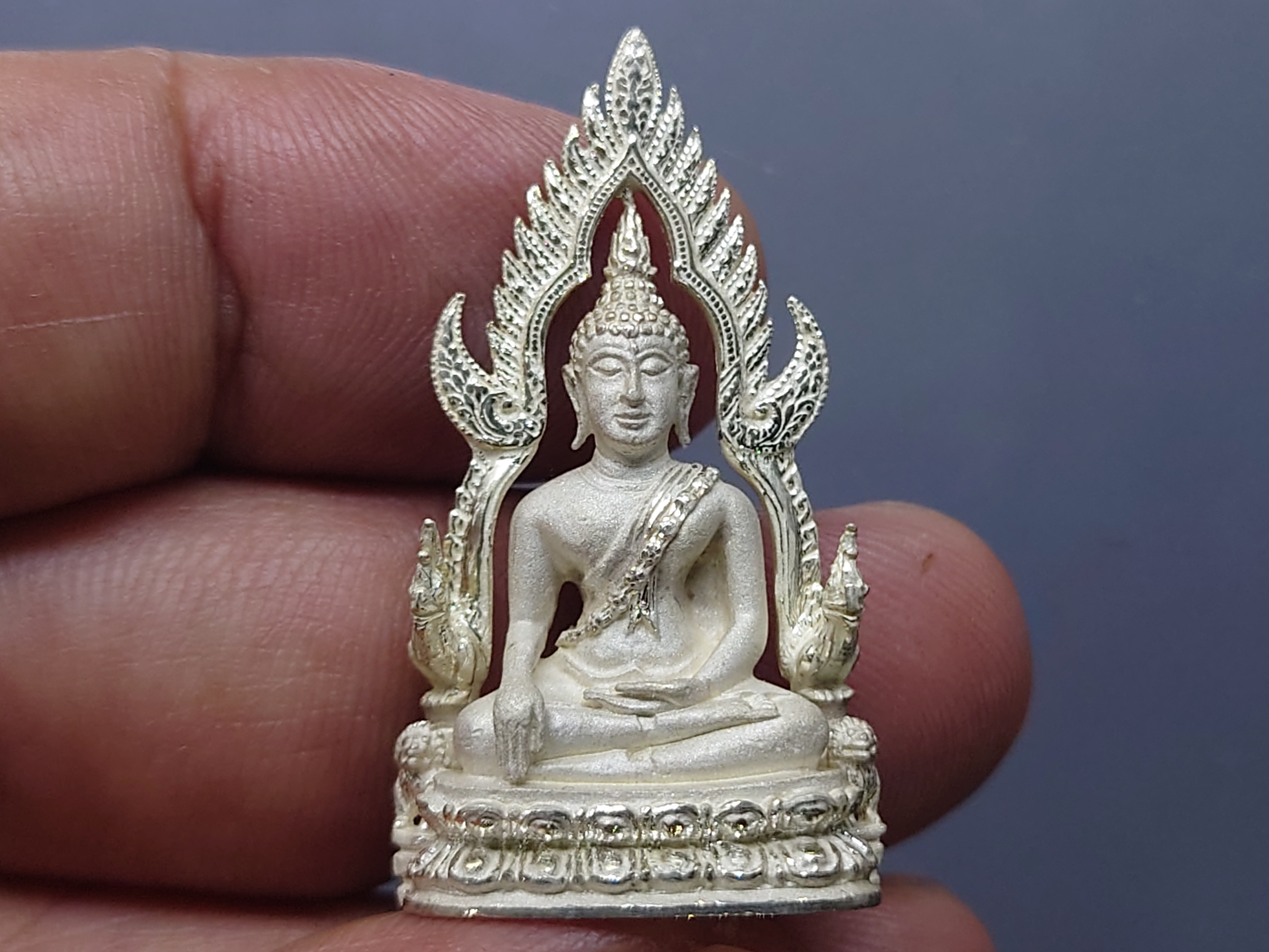 พระพุทธชินราช รุ่นมหาลาภ เนื้อเงิน พุทธาภิเษก ณ วัดพระศรีรัตนมหาธาตุวรมหาวิหาร พิษณุโลก โคท ๑๔๙๘๕ พ.ศ.2540 พร้อมกล่องเดิม
