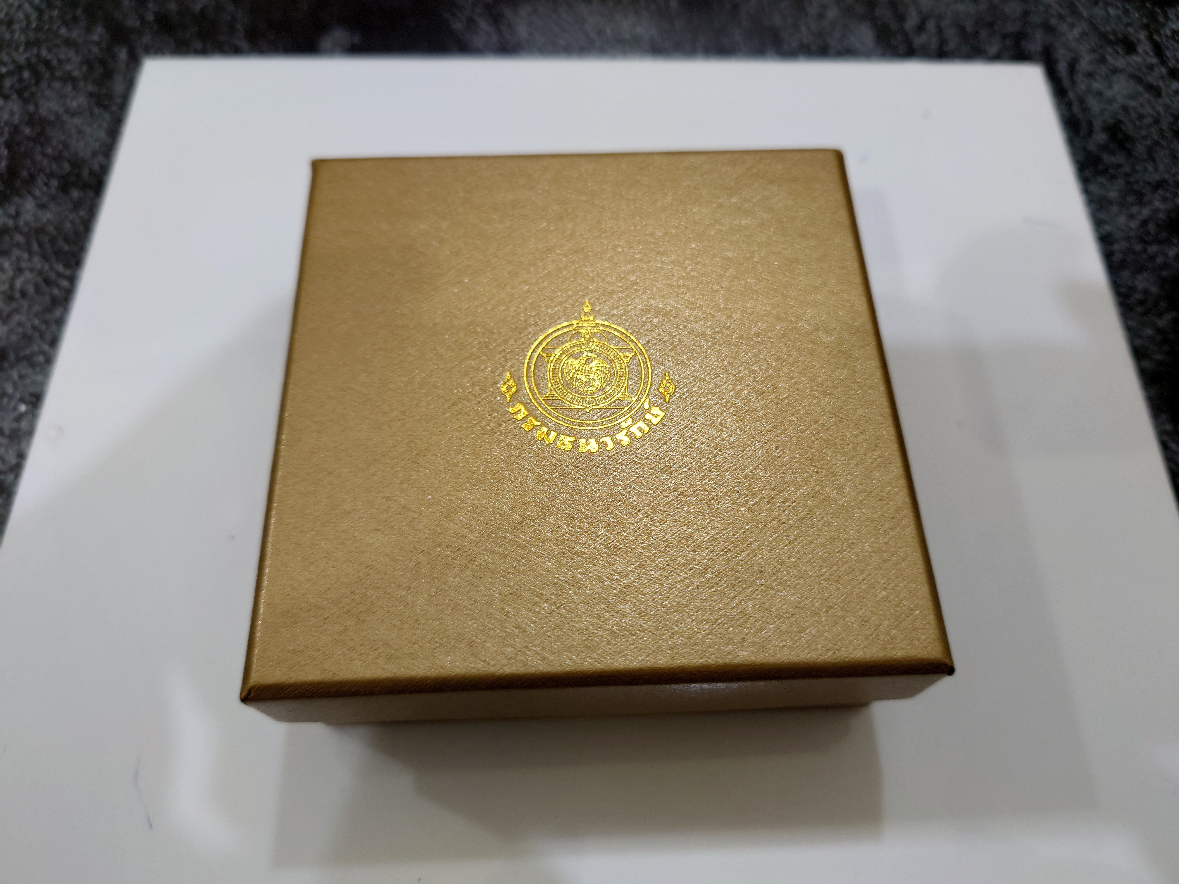 กล่องไม้ใส่เหรียญทองคำ 4 เหลี่ยม (หรือใส่เหรียญขนาดตลับวงนอก 4.5 เซน) จากกรมธนารักษ์ ผ่านใช้ สภาพสวย 95 %