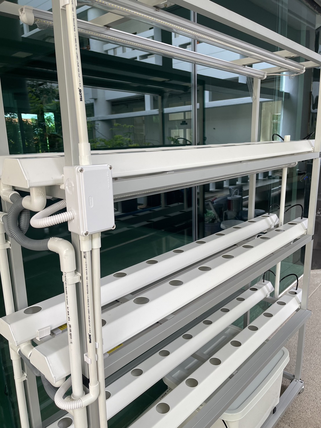 ชุดปลูกผักไฮโดรโปนิกส์ ขนาด 1.5 เมตร 6 รางปลูก พร้อมไฟ LED ปลูกได้ 54 ต้น