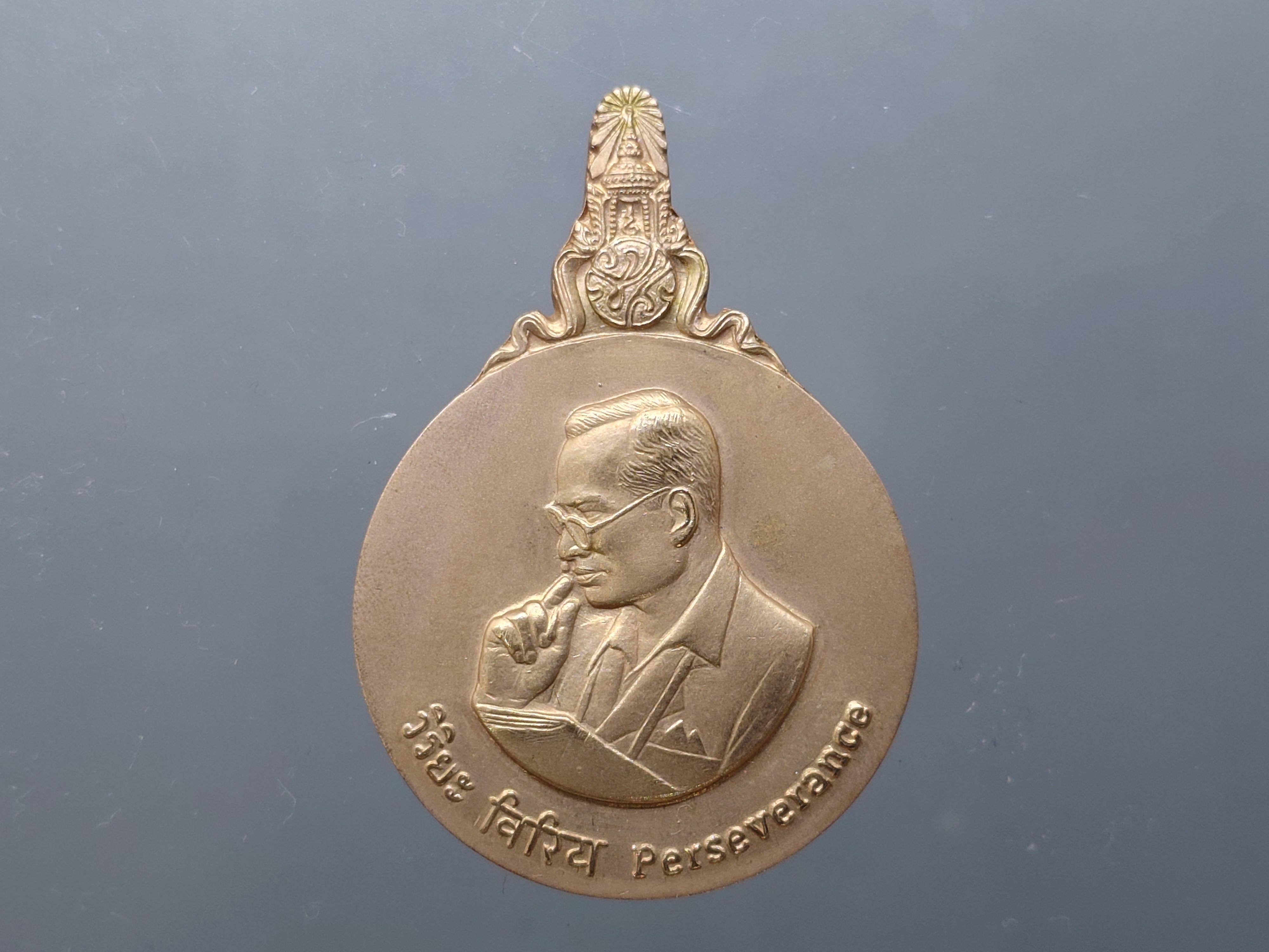 เหรียญมหาชนก พิมพ์ใหญ่ ชุดทองคำ บล็อก ป ขาด นิยม (เนื้อทองคำ 99 % เนื้อนาค เนื้อเงิน) พ.ศ.2539 พร้อมหนังสือ อุปกรณ์ครบ สภาพสวย แท้ ดูง่าย