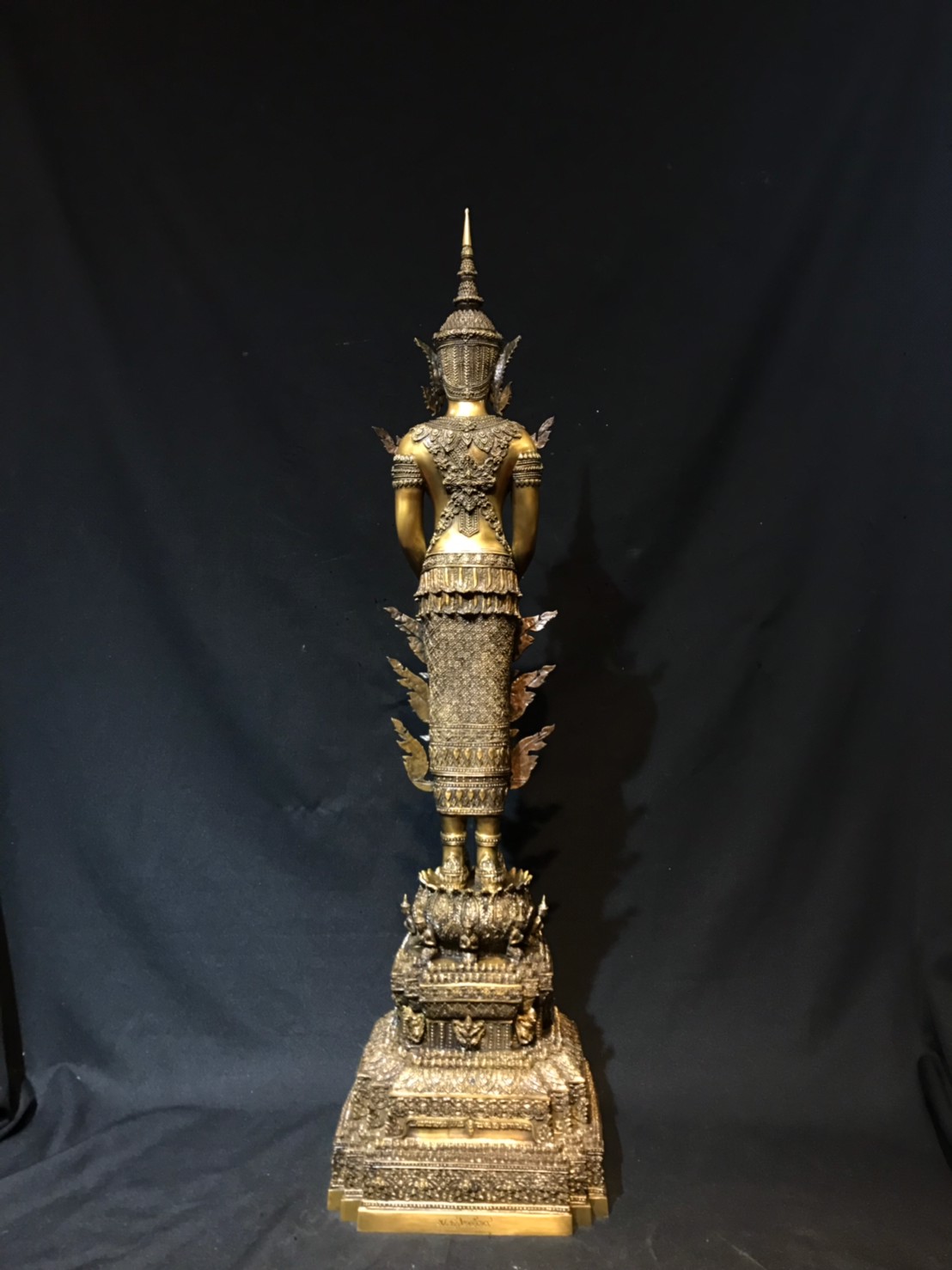 พระพุทธรูปปางถวายเนตร ทรงเครื่องจักรพรรดิ์ วัดอรุณราชวรารามราชวรมหาวิหาร ปี พ.ศ.2539