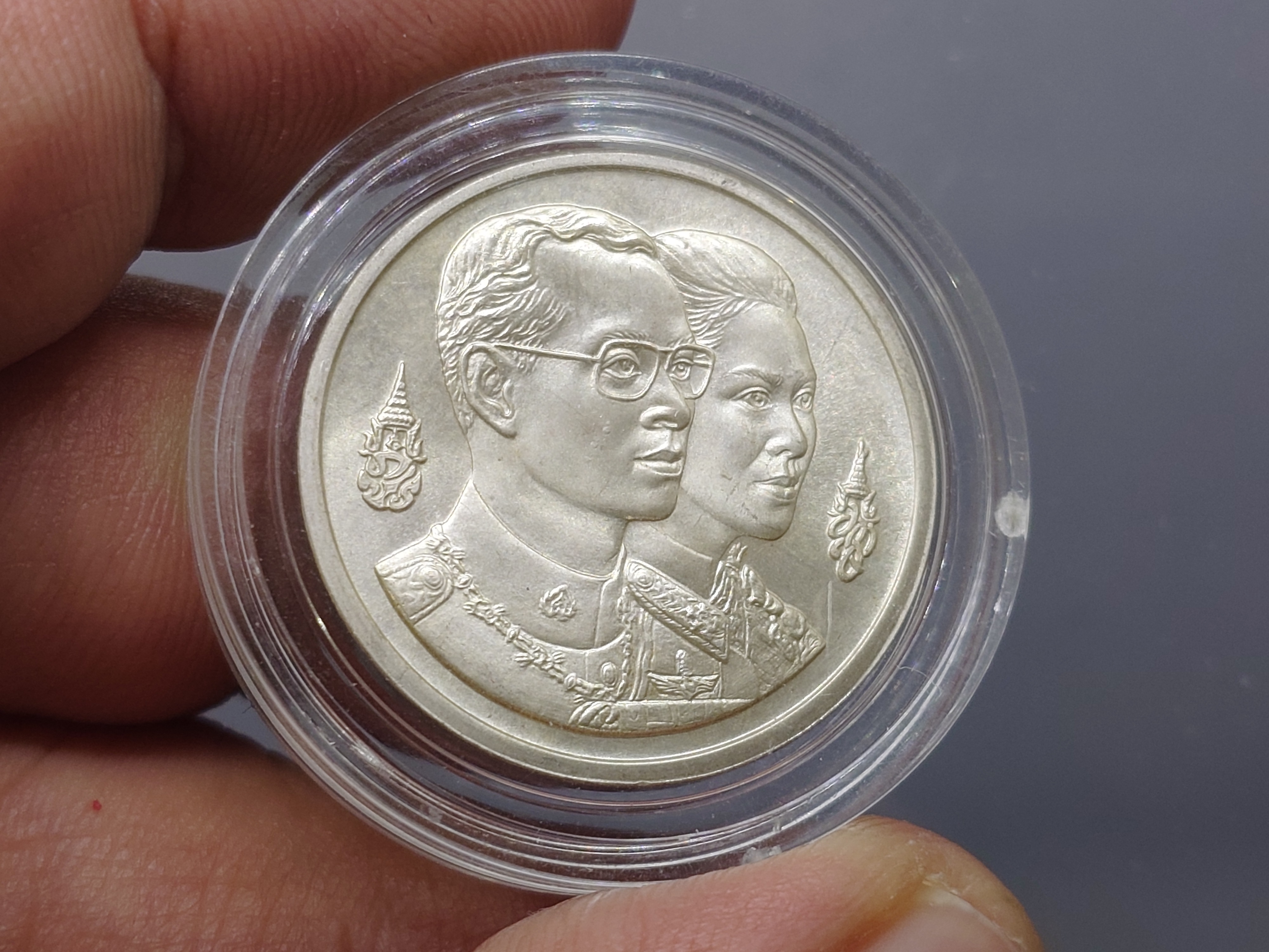 เหรียญที่ระลึก 60 พรรษา รัชกาลที่ 9 เนื้อเงิน(กองทัพอากาศสร้าง) ที่ระลึกการก่อสร้างพระมหาธาตุเจดีย์นภเมทนีดล และนภพลภูมิสิริ ปี2530