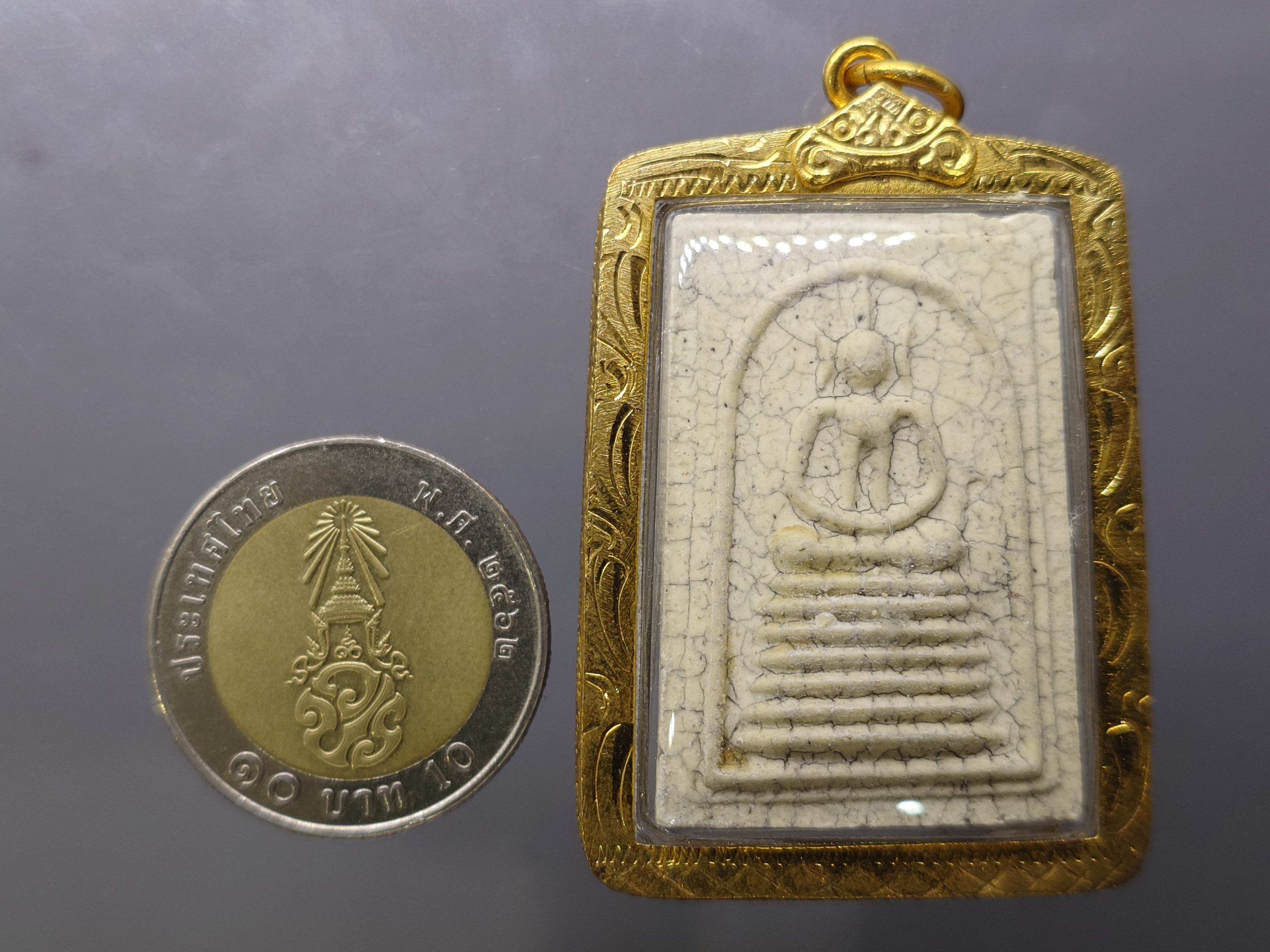 พระสมเด็จวัดระฆัง เนื้อผงผสมผงเก่า พิมพ์อกร่อง รุ่นย้อนยุค 108 ปี (คณะ 9) วัดระฆังโฆสิตารามฯ พร้อมเลี่ยมกรอบไมคอน ปี2556 พร้อมกล่องเดิม