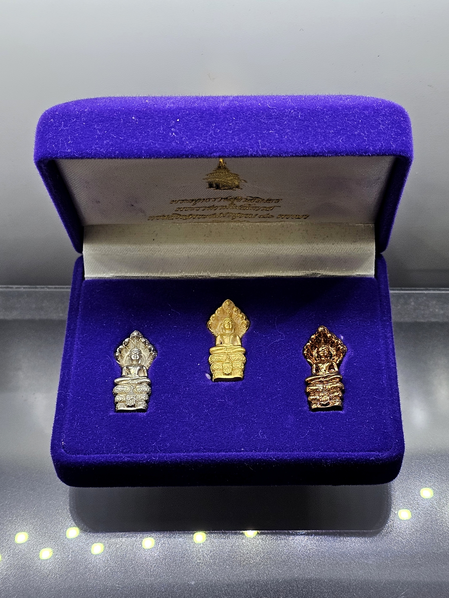 พระนาคปรก สธ. ชุดทองคำ เงิน นวะ พระพุทธราชสุดา สิรินธร พระราชทานในวโรกาสที่สมเด็จพระเทพฯ ทรงเจริญพระชนมายุ 40 พรรษา วันที่ 27 พฤศจิกายน พ.ศ. 2538 พร้อมกล่องเดิม