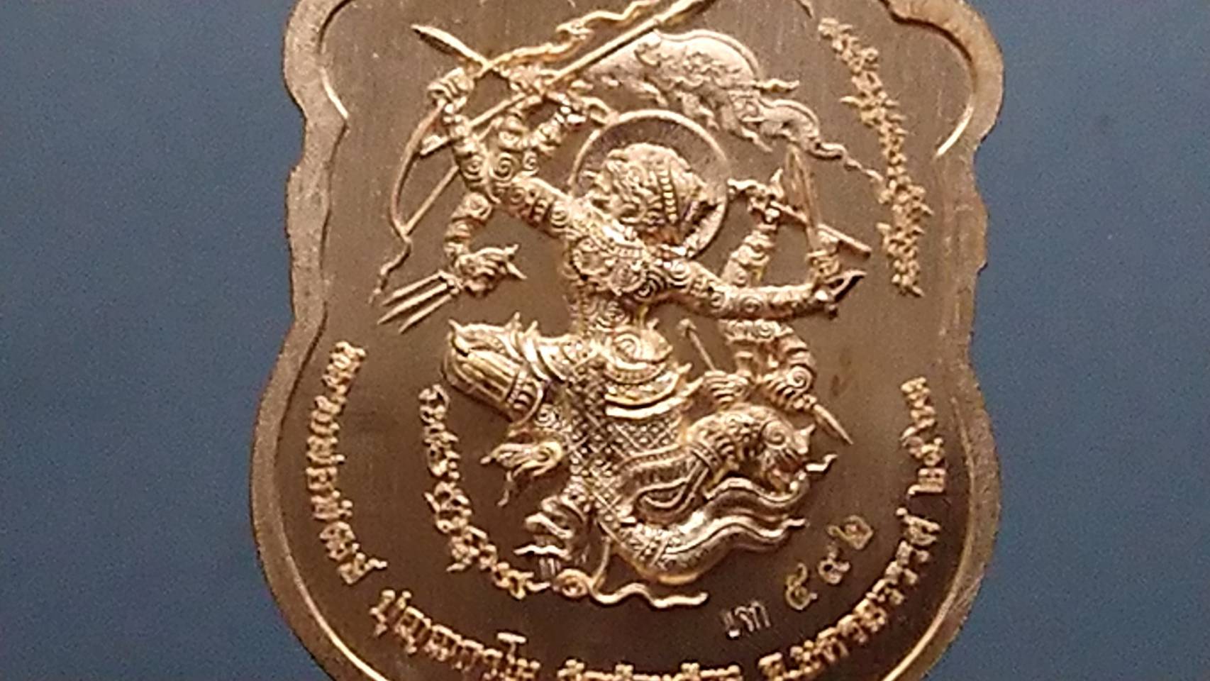 เหรียญรุ่นเสมาชนะศึก(เหรียญแจกในพิธี) เนื้อทองแดง ลงยาสีธงชาติ ขอบน้ำเงิน ซุ้มแดง ลงยาจีวร หลวงพ่อพัฒน์ วัดห้วยด้วน โคท 592