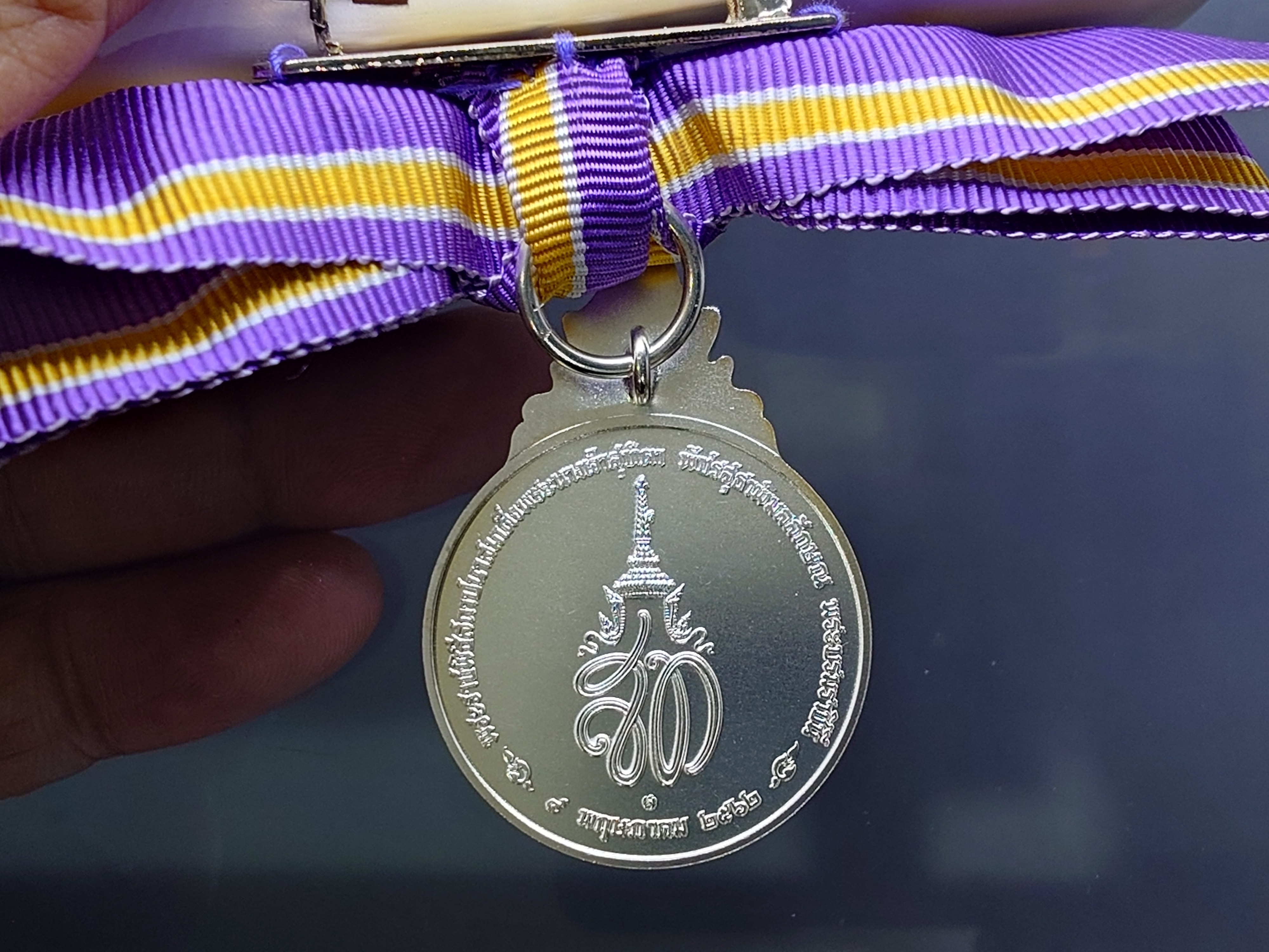 เหรียญประดับแพรแถบ สมเด็จพระนางเจ้าสุธิดา พระบรมราชินี เนื้อเงิน พ.ศ.2562 แบบหญิง