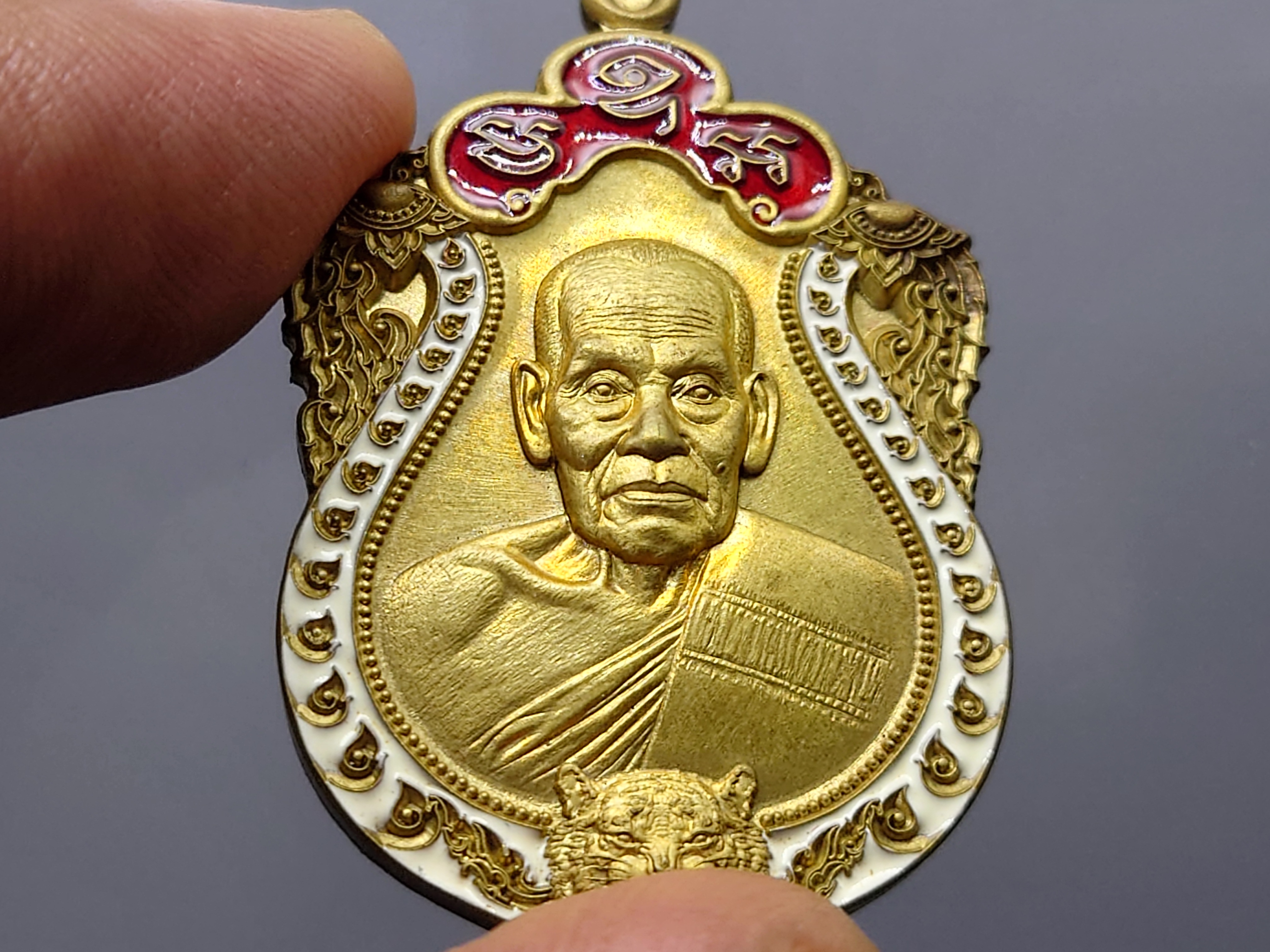 เหรียญเสมาเสือคาบดาบ รุ่น2 เนื้อชนวน ลงยาขอบขาว ซุ้มแดง หลวงพ่อพัฒน์ วัดห้วยด้วน โคท 77