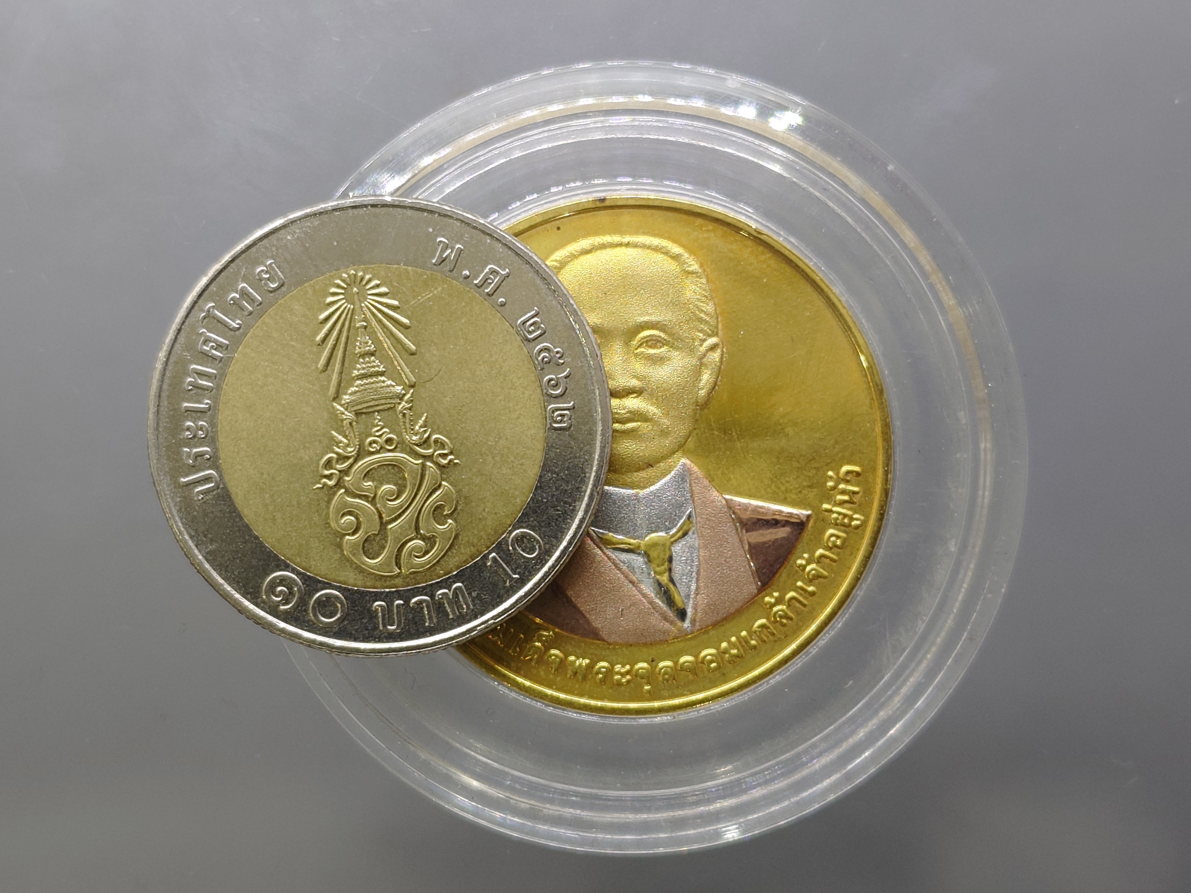 เหรียญที่ระลึก 50 ปี คณะรัฐศาสตร์ จุฬา พระรูปรัชกาลที่5 เนื้อทองแดงชุบสามกษัตริย์ ขนาด 3 เซน พ.ศ.2541 พร้อมกล่องเดิม