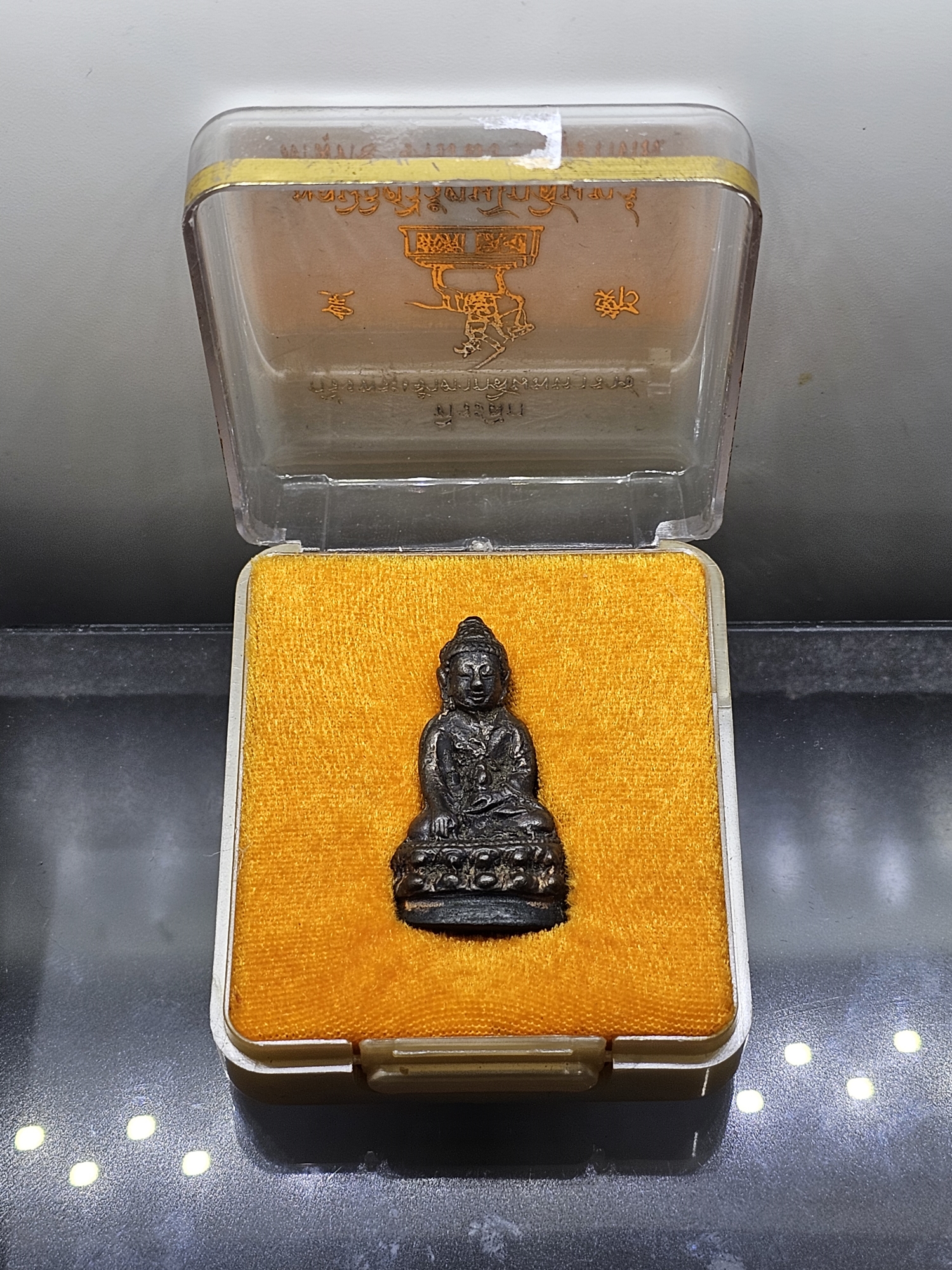 กริ่งพระเจ้าตากสินมหาราช เนื้อนวะ ขนาดสูง 3.8 ซ.ม. มูลนิธิศรีรัตนโกสินทร์ จัดสร้าง วัดสุทธาราม ฝั่งธนบุรี ก.ท.ม.พ.ศ.2546 ตลับเดิม
