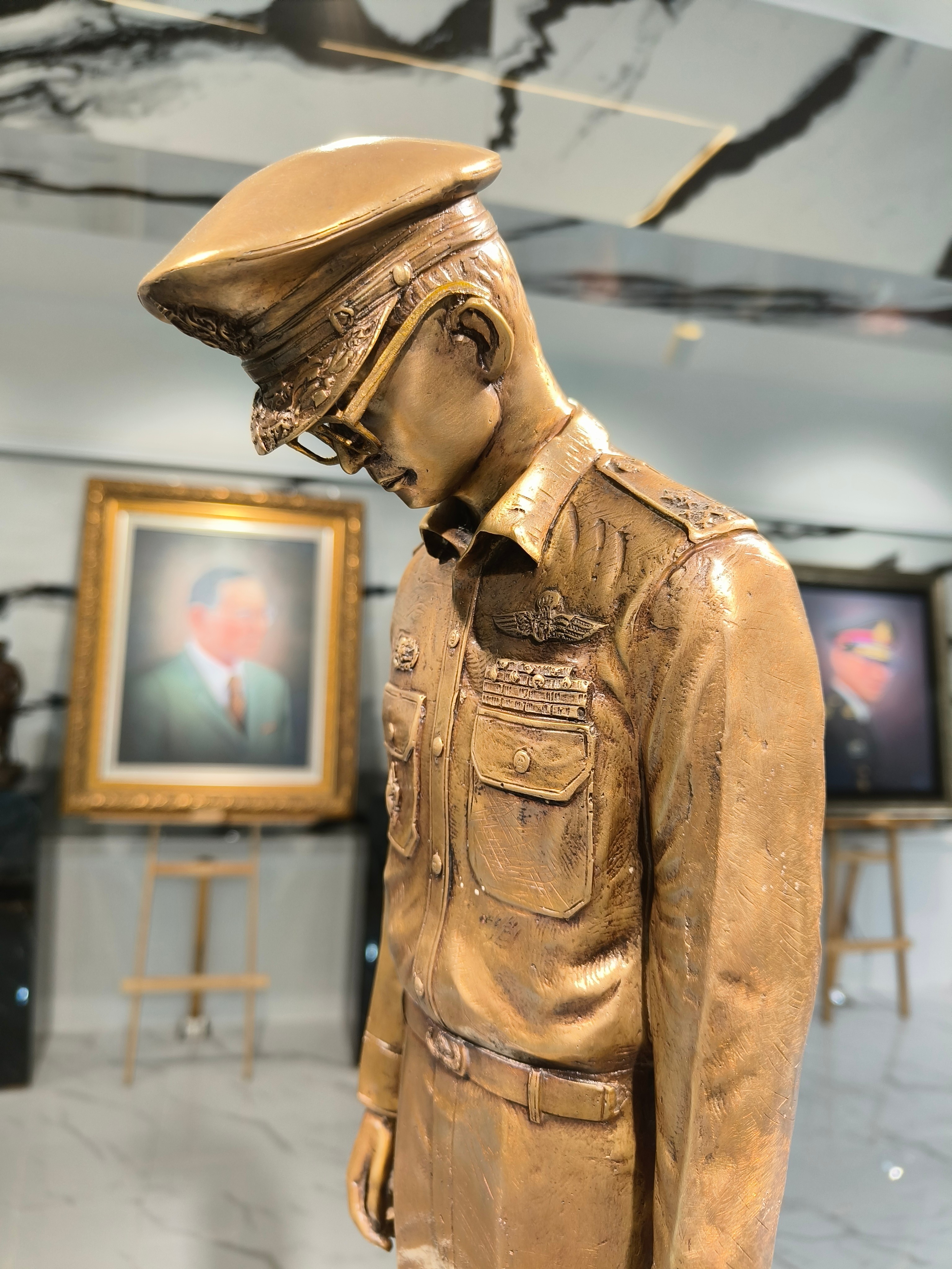 พระบรมรูปหล่อ ในหลวง รัชกาลที่ 9 รุ่น น้อมกราบพ่อ (เด็กก้มกราบ)