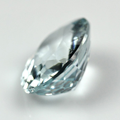 อความารีน (Aquamarine) 1.42 กะรัต รูปไข่ สีฟ้าอ่อน น้ำทะเล
