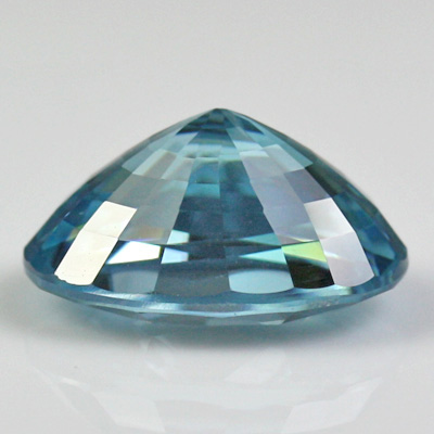 เพทายสีฟ้า (Blue Zircon) 4.65 กะรัต สีฟ้าน้ำทะเล รูปไข่