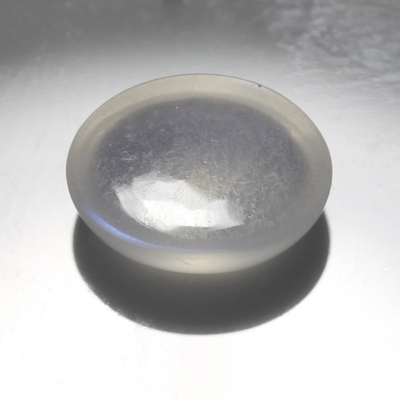 มูนสโตนหรือมุกดาหารเหลือบฟ้า (Blue sheen Moonstone) 2.53 กะรัต เนื้อเนียน
