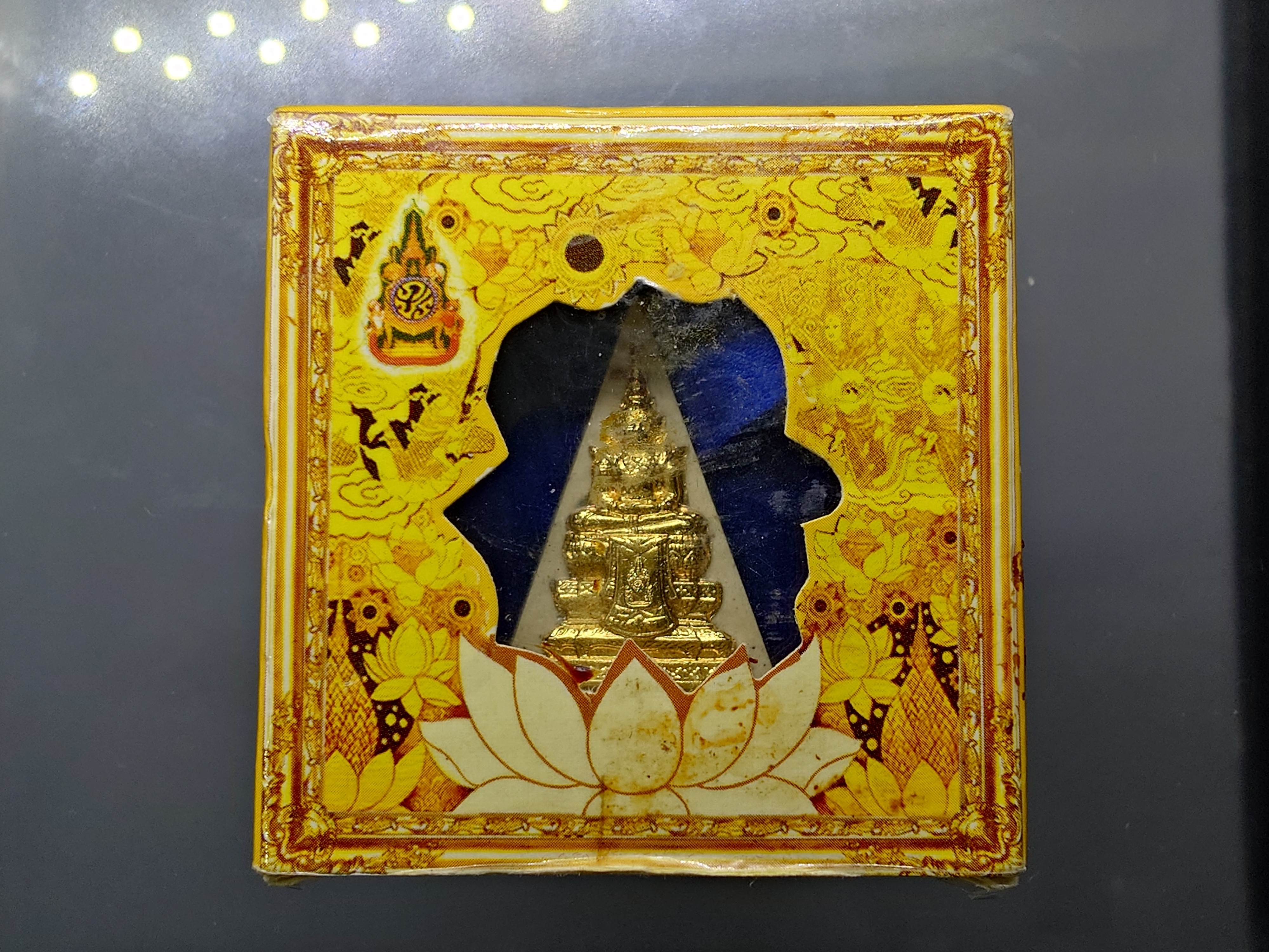 พระแก้วมรกต กรมสรรพสามิต เนื้อผง หน้ากากโลหะปัดทอง หลังตราสัญลักษณ์ครองราช 60 พรรษา เนื้อเงิน กรมสรรพสามิต สร้าง ในพระบรมราชานุญาต ปี2550 ตลับเดิม กล่องเดิม