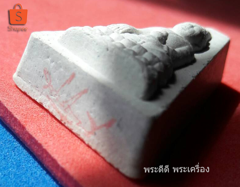 พระผงพิมพ์สามเหลี่ยม รูปพระกริ่งนูนต่ำ วัดสุทัศน์ 2549