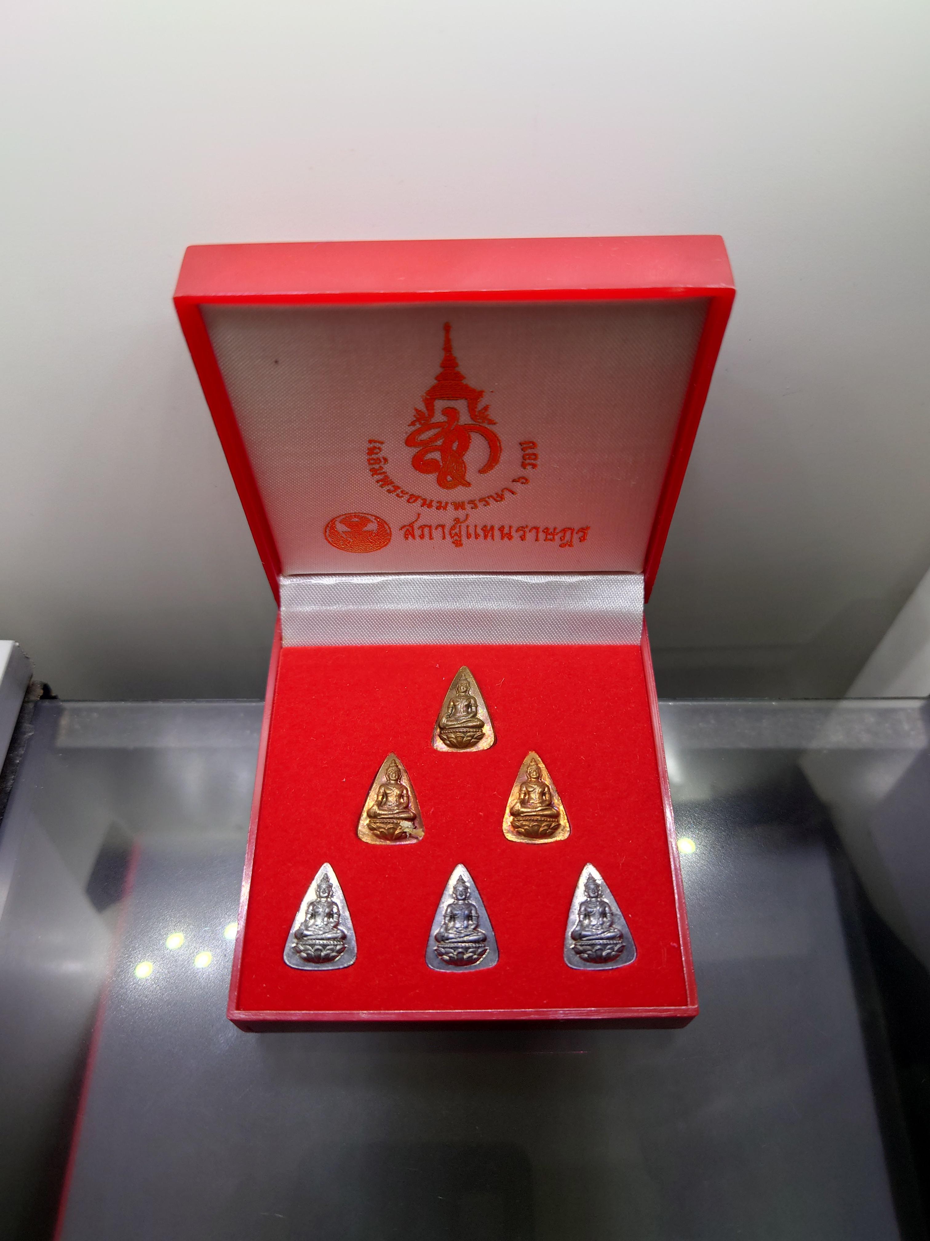สมเด็จนางพญา (ชุด 6 เหรียญ) ที่ระลึกเฉลิมพระชนมพรรษา 6 รอบ ราชินีนาถ หลัง สก.สภาผู้แทนราษฎร จัดสร้าง ปี 2547 พร้อมกล่องเดิม