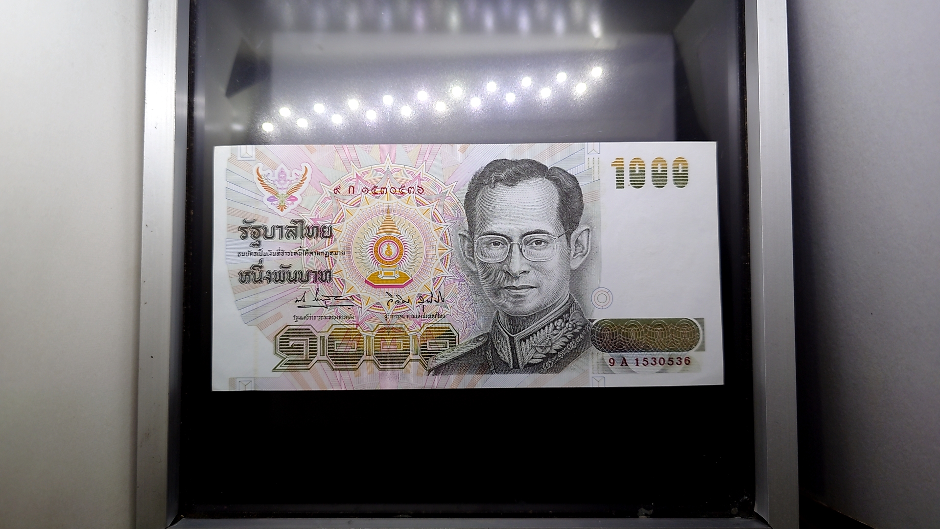 ธนบัตร 1000 บาท (ลายน้ำราชินี) ที่ระลึกสมเด็จพระนางเจ้าพระบรมราชินีนาถ เฉลิมพระชนมพรรษาครบ 5 รอบ รัชกาลที่9 ปี2535 ไม่ผ่านใช้