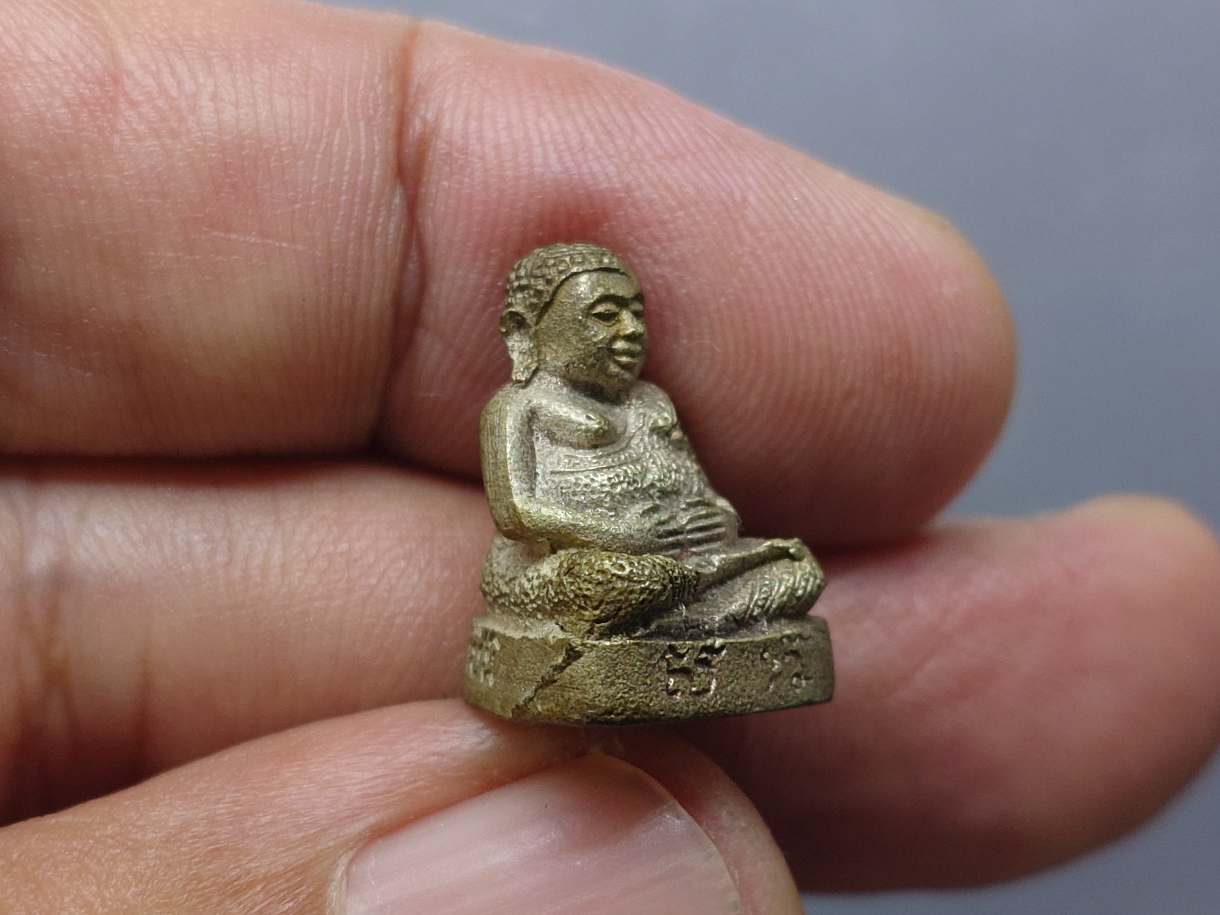 พระสังกัจจายย์ สก 5 รอบ สมเด็จพระบรมราชินีนาถ เนื้อนวะแก่เงิน ขนาดสูง 17 มิล ปี2535 พร้อมตลับเดิม ไม่มีฝา