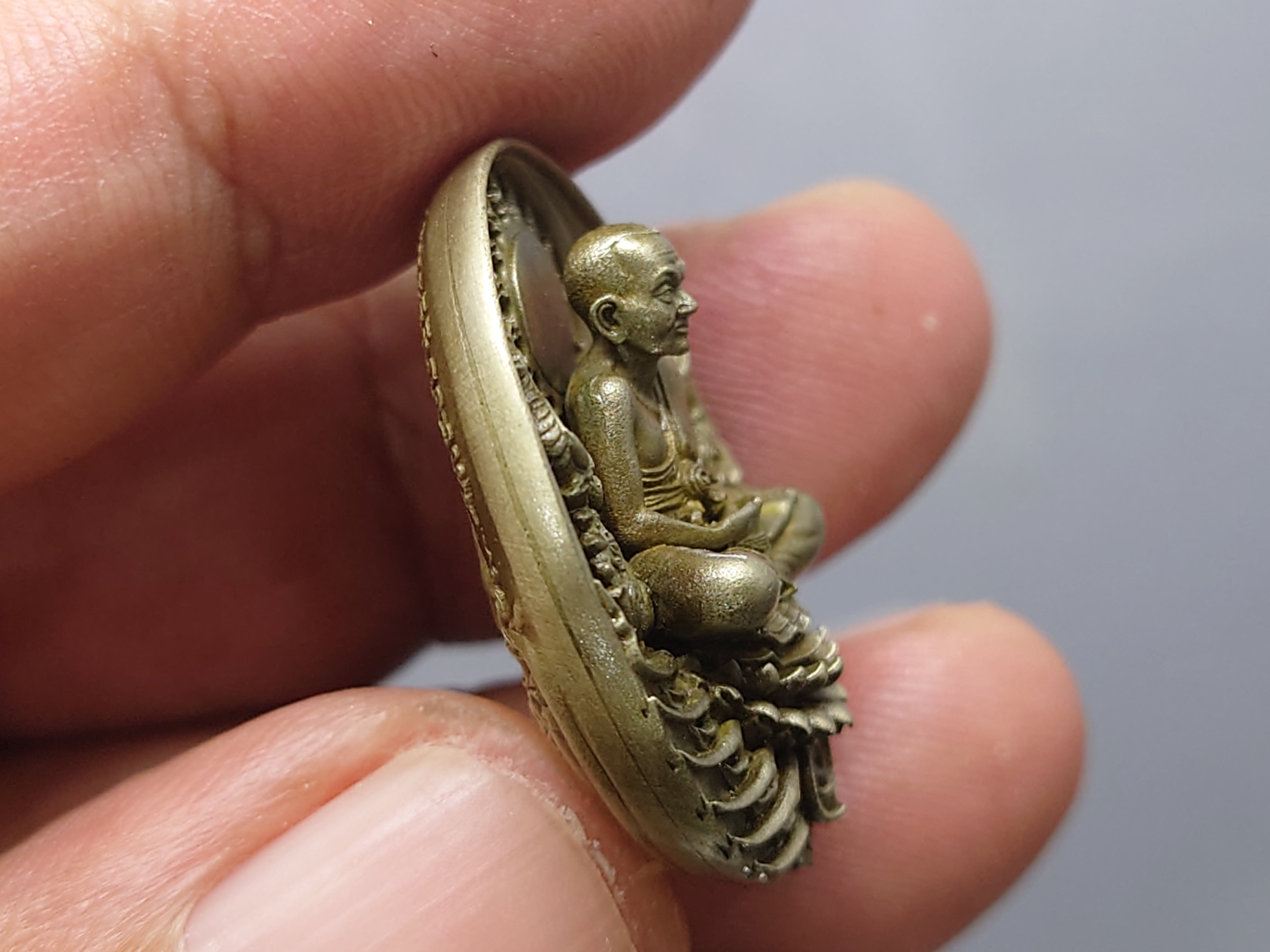 เหรียญหลวงปู่ทวด รุ่นอภิเมตรา มหาโพธิสัตว์ พิมพ์เล็ก เนื้ออัลปาก้า ควบคุมออกแบบโดย อ.เฉลิมชัย โคท 2458 พ.ศ.2558 พร้อมกล่องเดิม