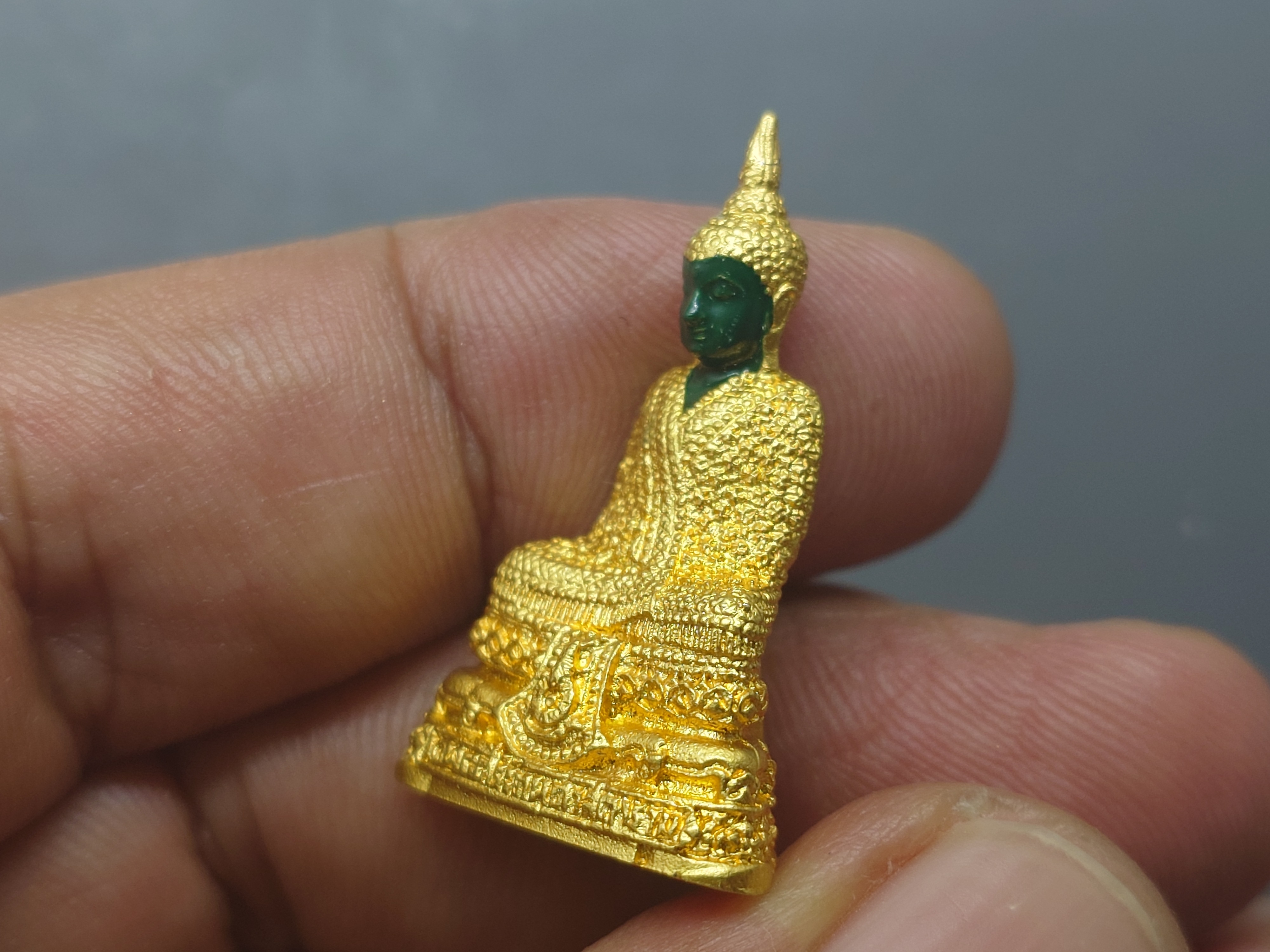 พระแก้วมรกต ทรงเครื่องฤดูหนาว เนื้อโลหะเคลือบสีเขียว เครื่องทรงชุบทอง ขนาดสูง 3 เซน สำนักพระราชวัง สร้าง พุทธาภิเษก ณ วัดพระศรีรัตนศาสดาราม พ.ศ.2547 พร้อมตลับเดิม