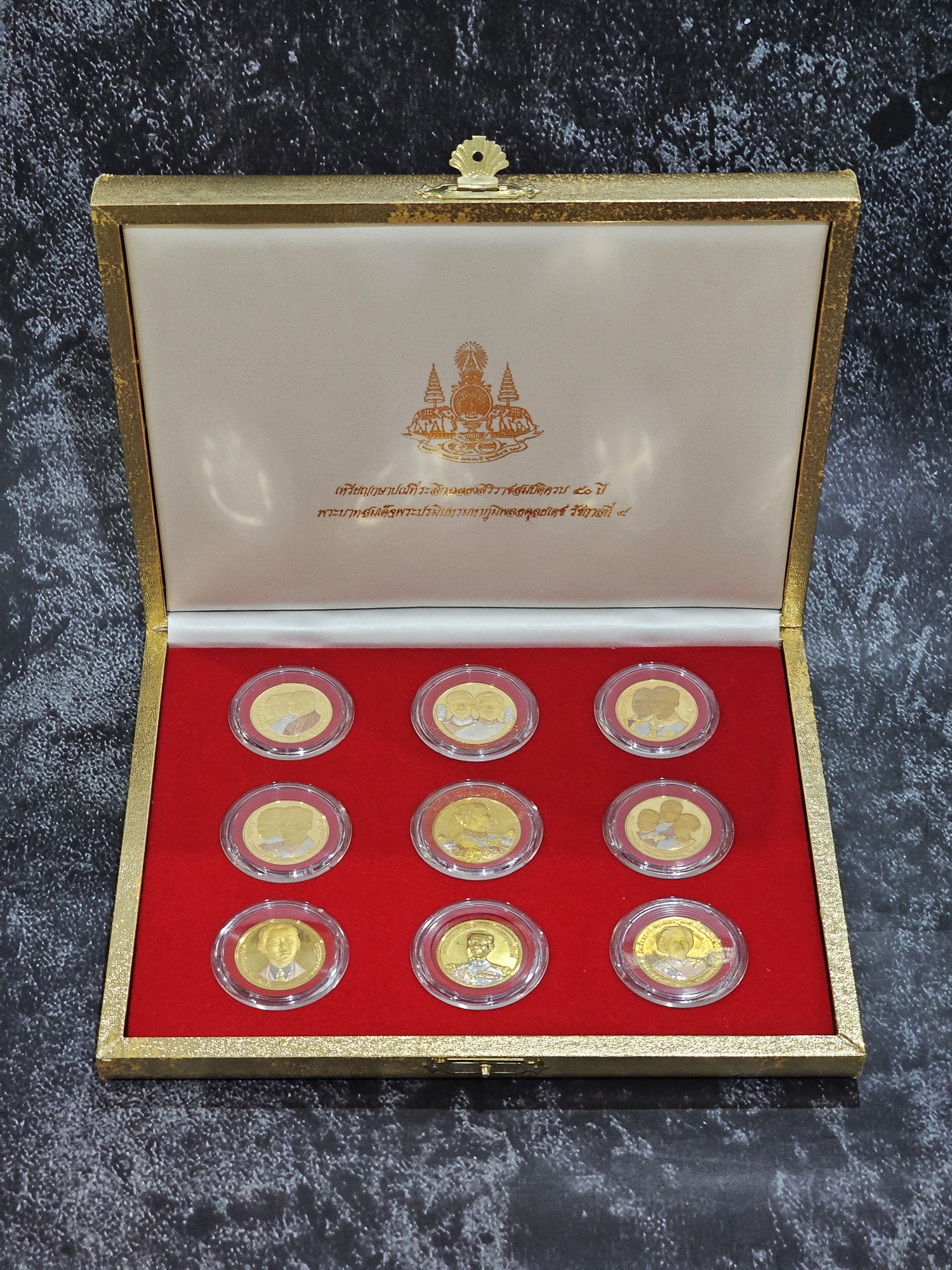 ชุดเหรียญกษาปณ์ที่ระลึก 9 เหรียญ คละแบบ ชุบสี 3 K ปัดเงาพ่นทราย ฉลองสิริราชสมบัติ 50 ปี รัชกาลที่9 ปี 2539 พร้อมกล่องหนัง จัดสร้างโดยกรมธนารักษ์