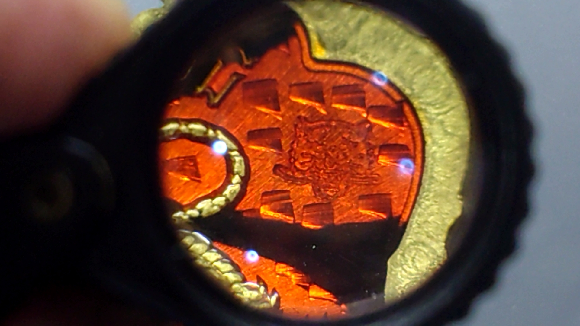 เหรียญเสมาเสือคาบดาบ รุ่น1 เนื้อทองระฆัง ตอกพิเศษ แจกกรรมการ ลงยาลายเสือ หน้า หลัง ขอบแดง จีวรส้ม หลวงพ่อพัฒน์ วัดห้วยด้วน โคท 450