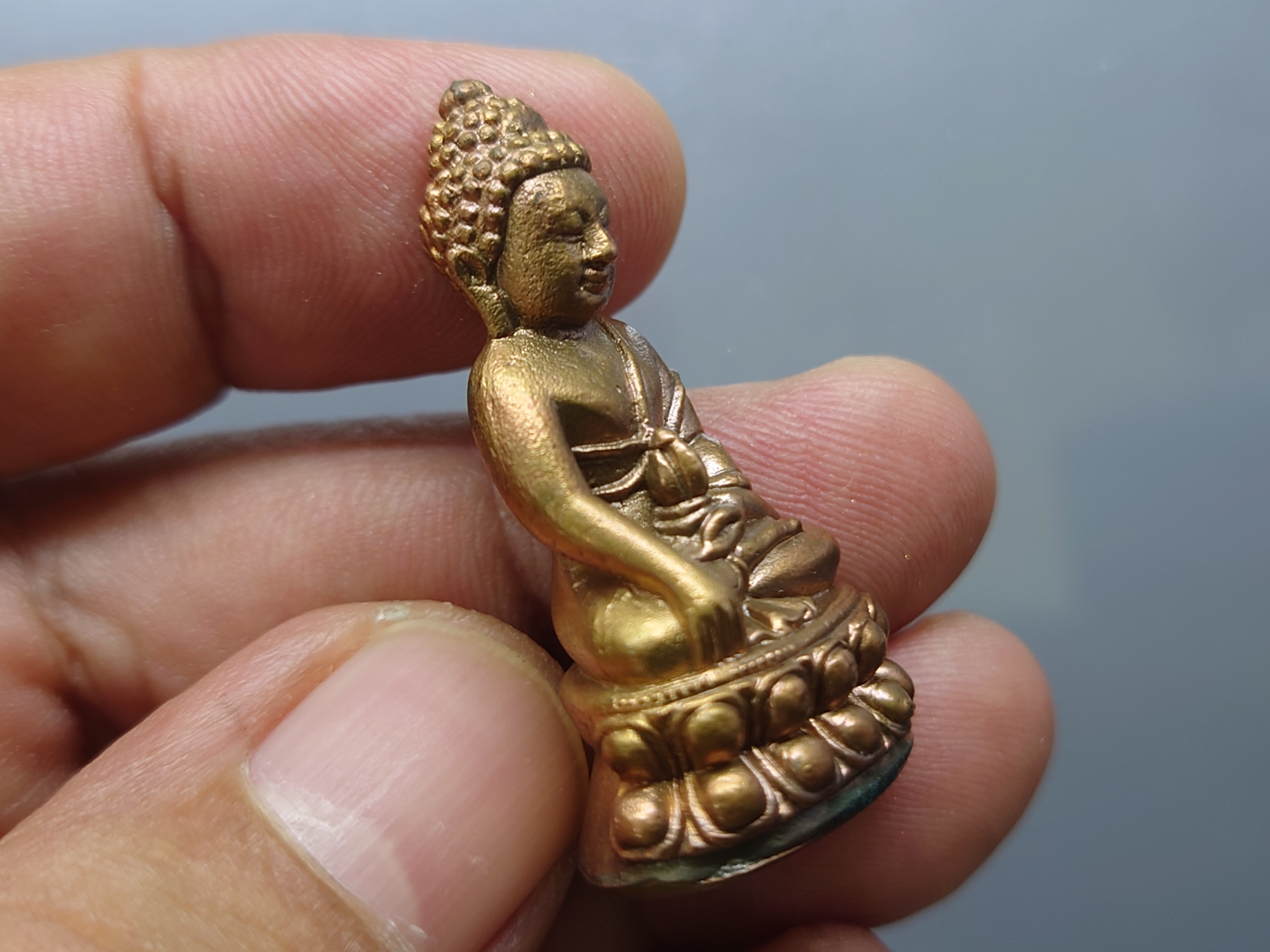 พระกริ่งพุทโธ ภ.ป.ร.เนื้อสัมฤทธิ์ ฐานทองแดง ขนาดสูง 3.8 ซ.ม.วัดบวรนิเวศวิหาร ปี2554 พร้อมกล่องเดิม