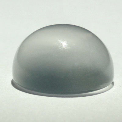 มูนสโตนตาแมว หรือ มุกดาหารตาแมว (Cat's eye Moonstone) 3.91 กะรัต สีขาว เนื้อเนียน รูปกลม