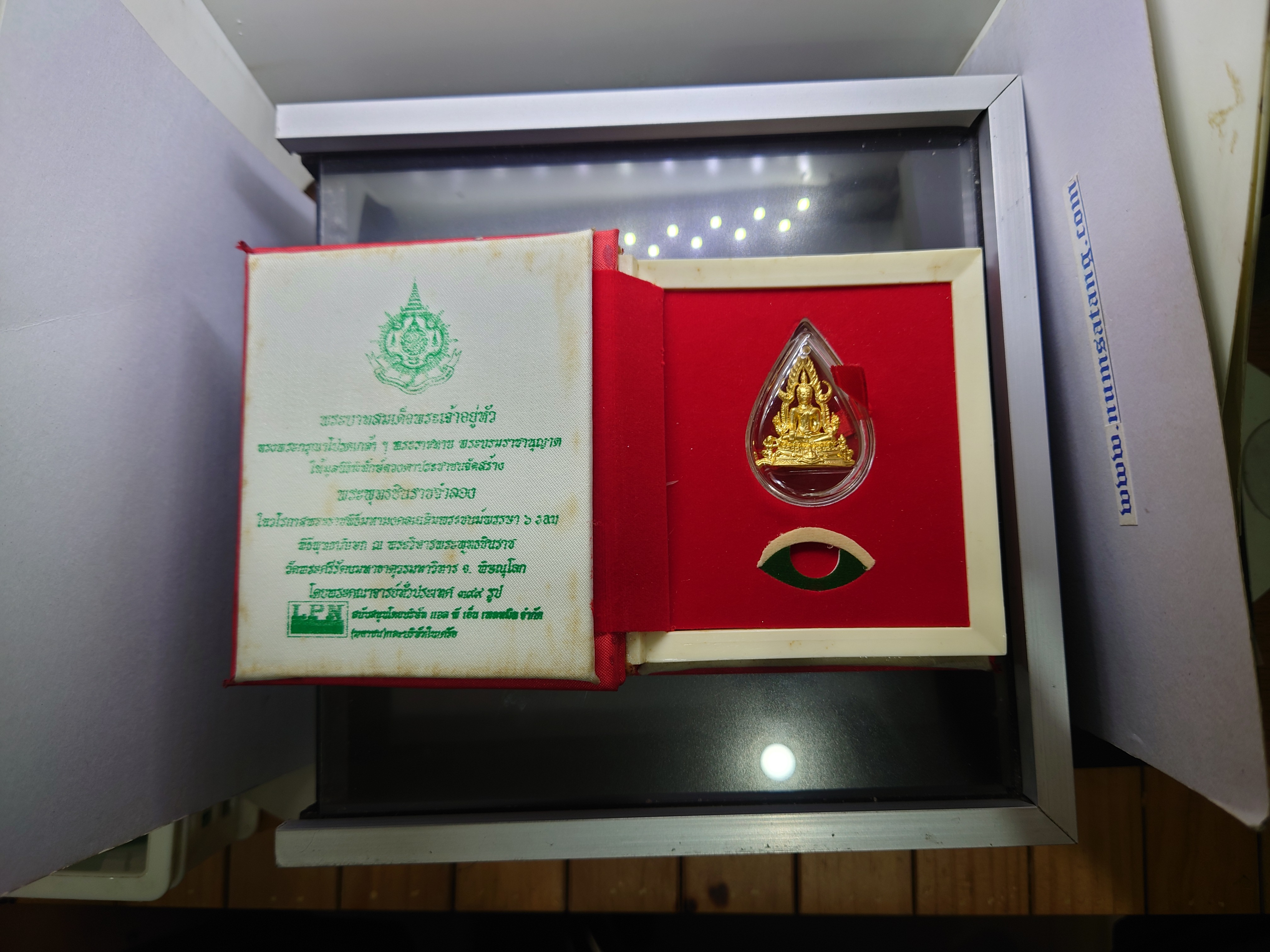 พระพุทธชินราช เนื้อเงิน ชุบทอง พิมพ์ใหญ่ ที่ระลึก 6 รอบ รัชกาลที่9 มูลนิธิพิทักษ์ดวงตาประชาชน สร้าง พ.ศ.2542 พร้อมกล่องเดิม
