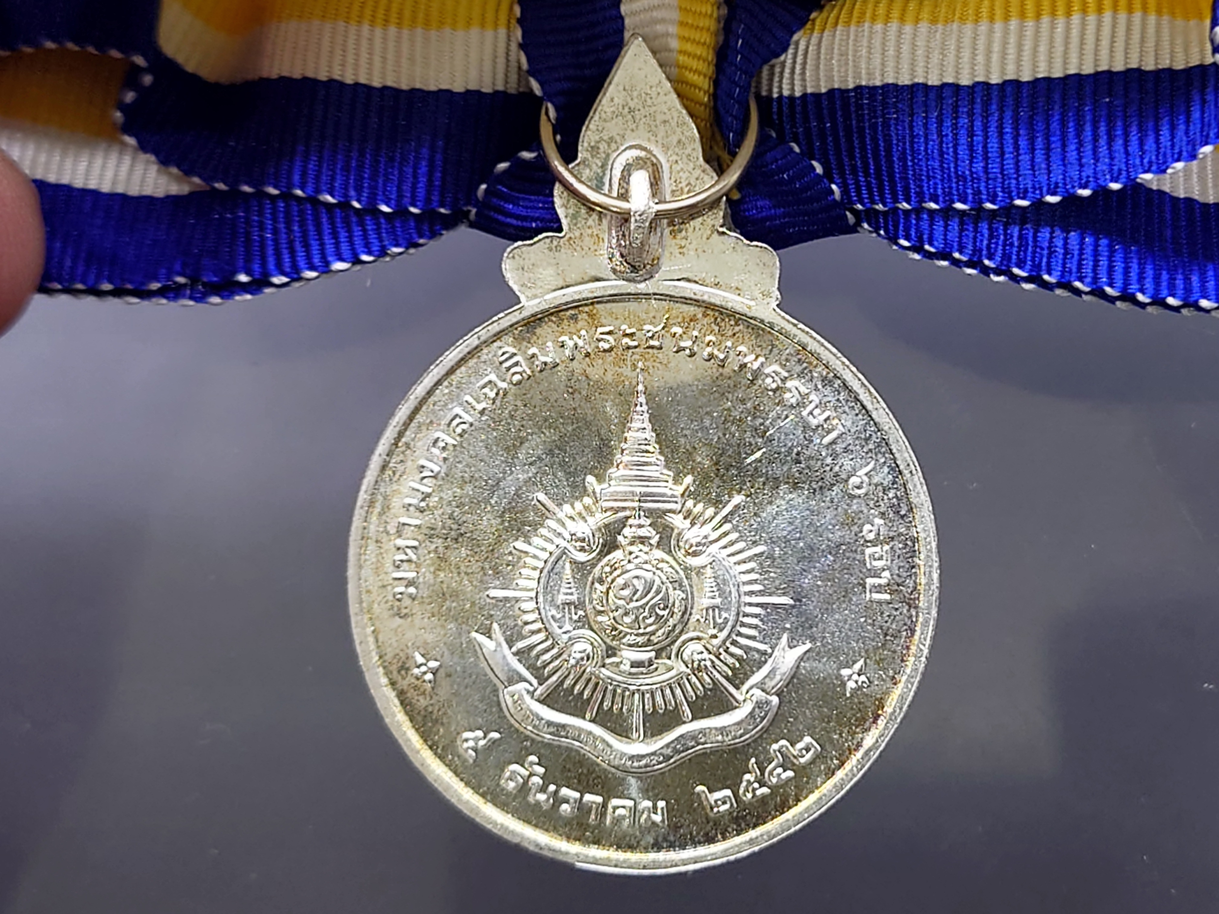 เหรียญแพรแถบ เนื้อเงิน ที่ระลึกมหามงคลเฉลิมพระชนมพรรษา 6 รอบ รัชกาลที่ 9 พ.ศ.2542 แบบหญิง