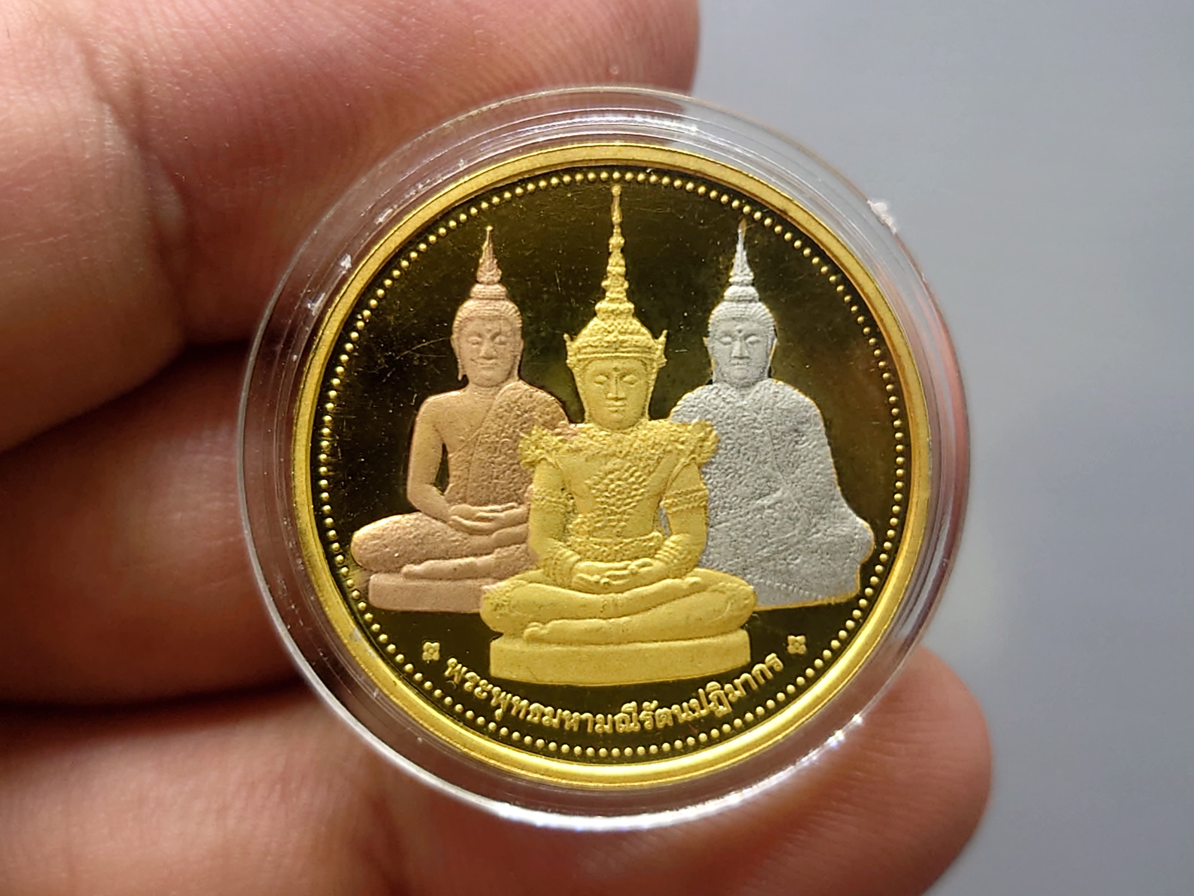 พระแก้วมรกตเครื่องทรง 3 ฤดู พระจอมเกล้าพระนครเหนือ เนื้อสามกษัตริย์ ขนาด 2.5 ซ.ม .2538 หายาก