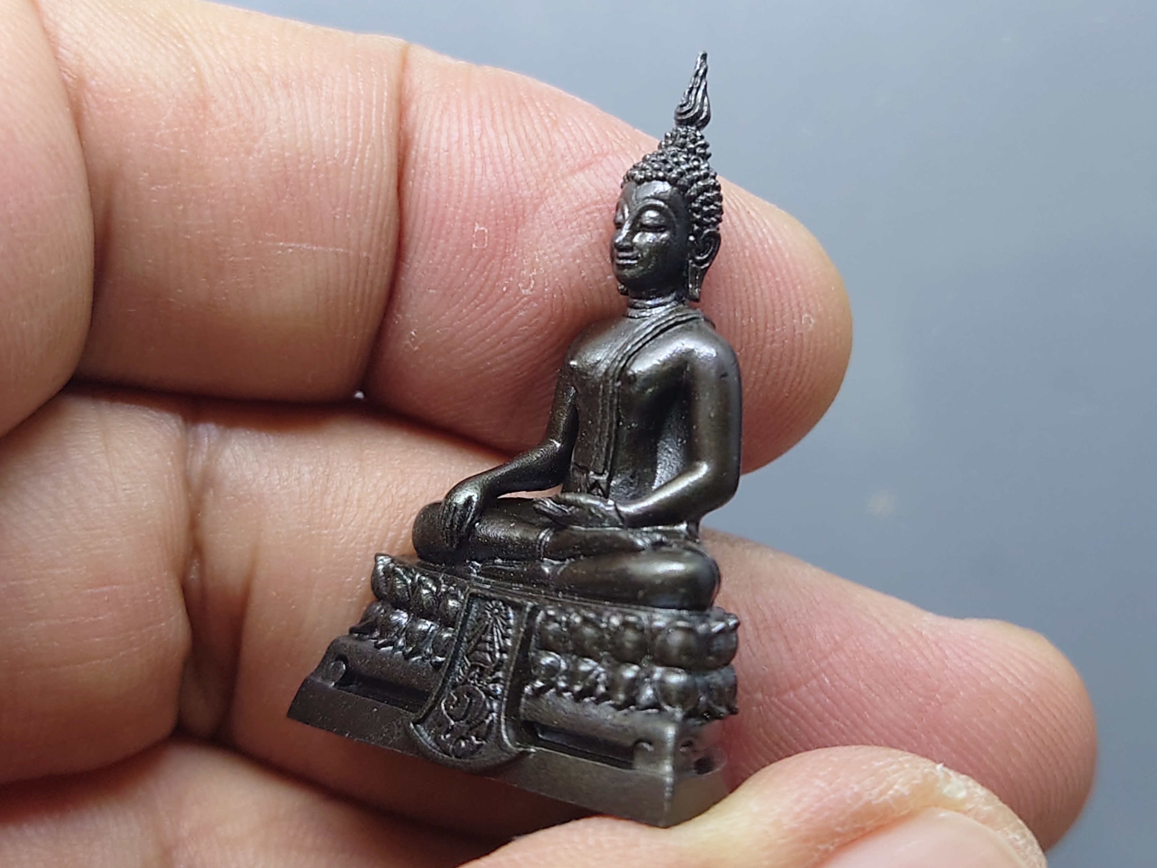 พระกริ่งคุ้มเกล้า ภปร.พิมพ์ใหญ่ เนื้อนวะโลหะ รมดำ ใต้ร่มพระบารมี คุ้มเกล้าฯ 60 ปี โรงพยาบาลภูมิพลฯ ปี2552 พร้อมตลับเดิม