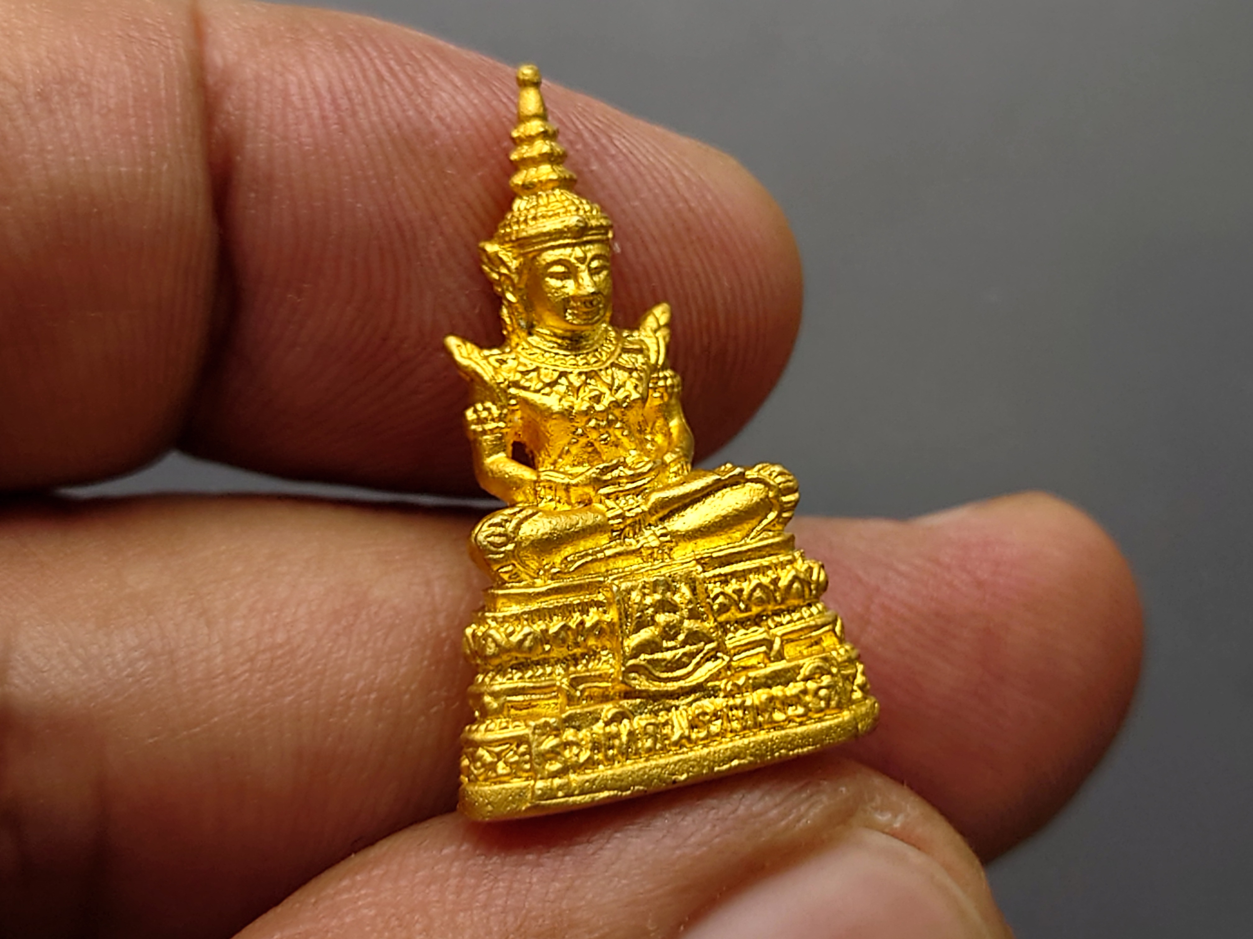 พระแก้วมรกต 3 ฤดู รุ่นเทอดพระเกียรติ เนื้อโลหะชุบทอง สองกษัตริย์ มหาพุทธาภิเษก ณ วัดพระศรีรัตนศาสดาราม ปี2540 พร้อมกล่องเดิม