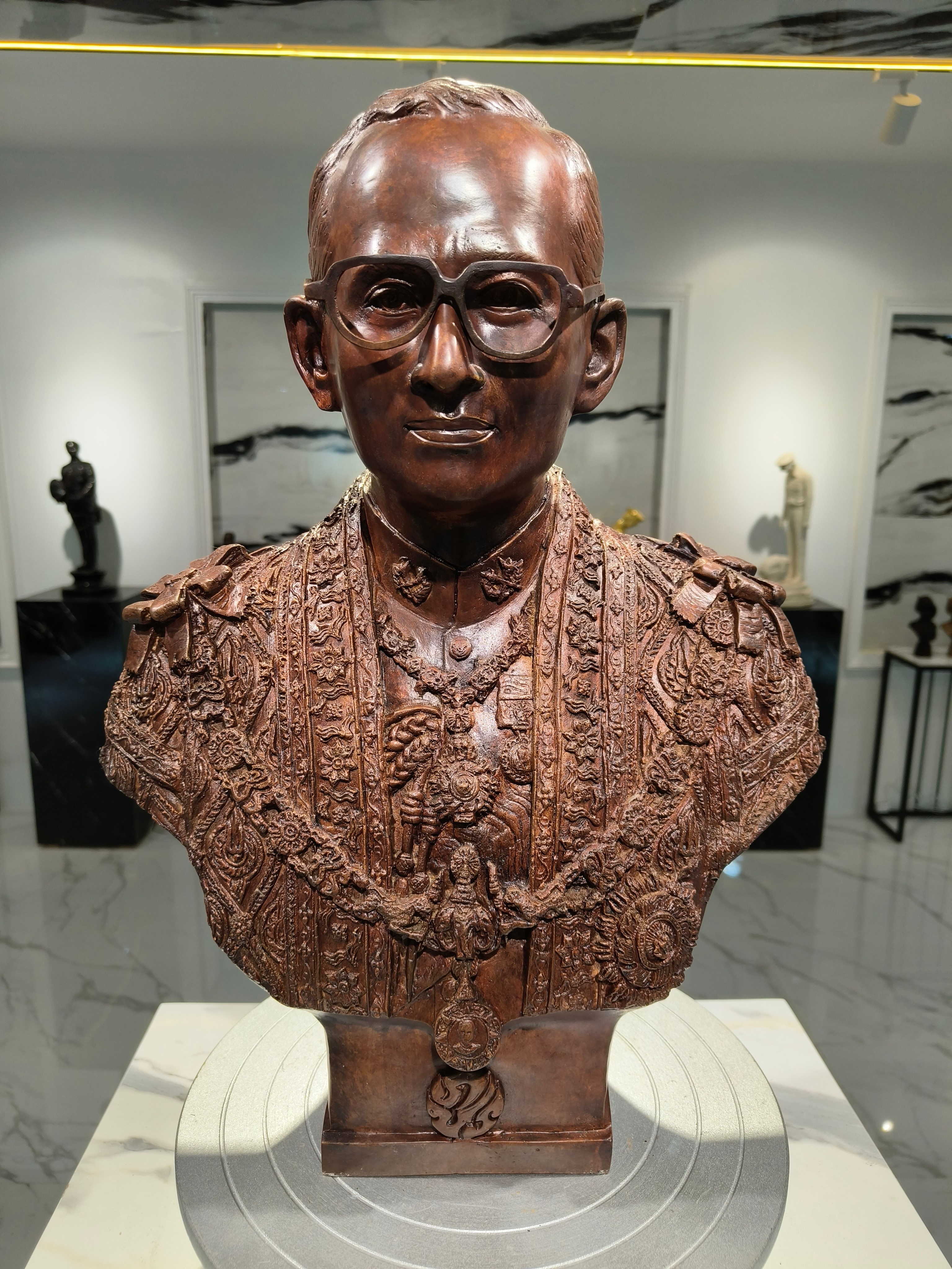 รูปหล่อ ในหลวง รัชกาลที่ 9 ร.9 ครึ่งพระองค์ ขนาดกลาง งานศิลปิน