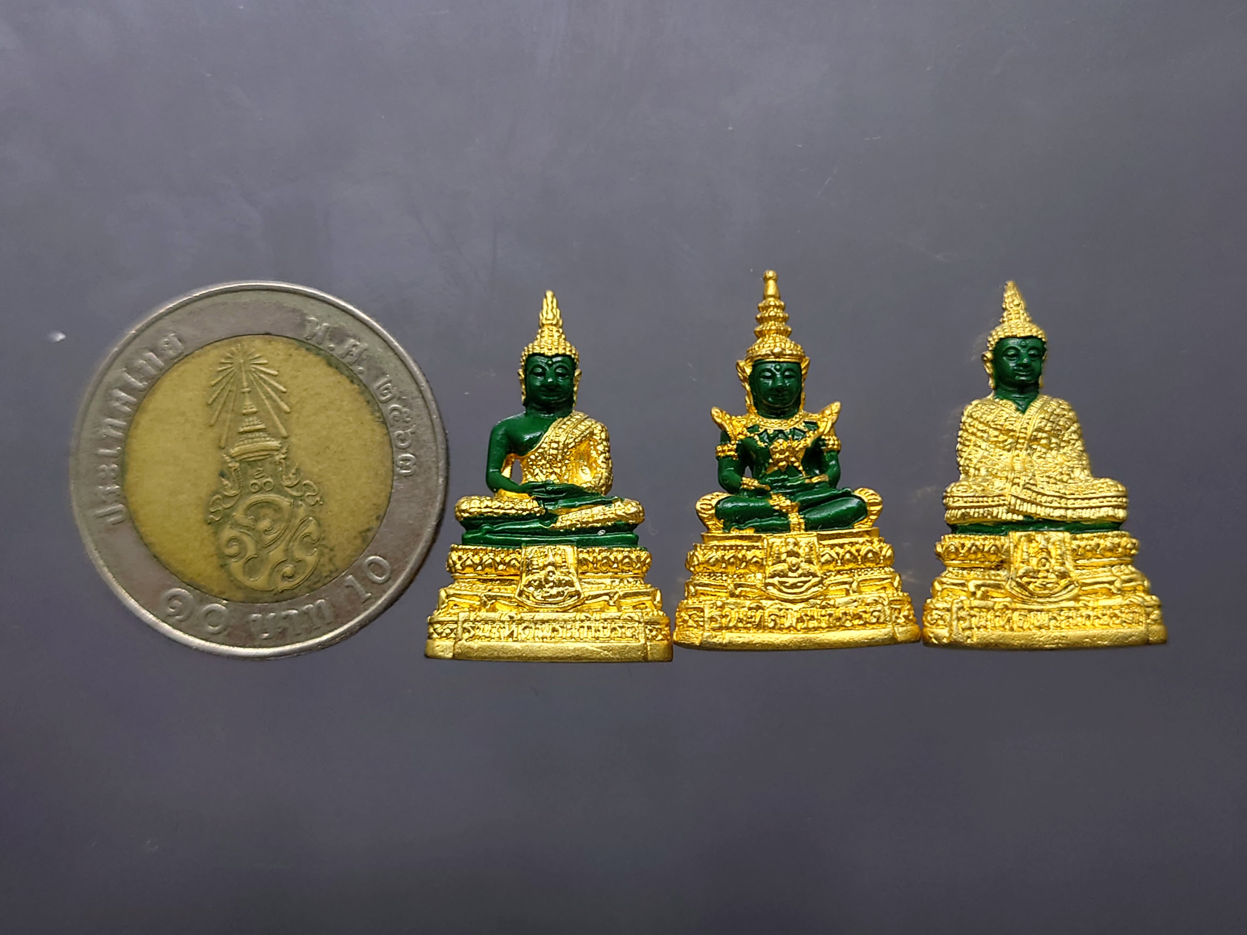 พระแก้วมรกต 3 ฤดู รุ่นเทอดพระเกียรติ เนื้อโลหะเคลือบเขียว เครื่องทรงชุบทอง มหาพุทธาภิเษก ณ วัดพระศรีรัตนศาสดาราม ปี2540 พร้อมกล่องเดิม หายาก นิยม