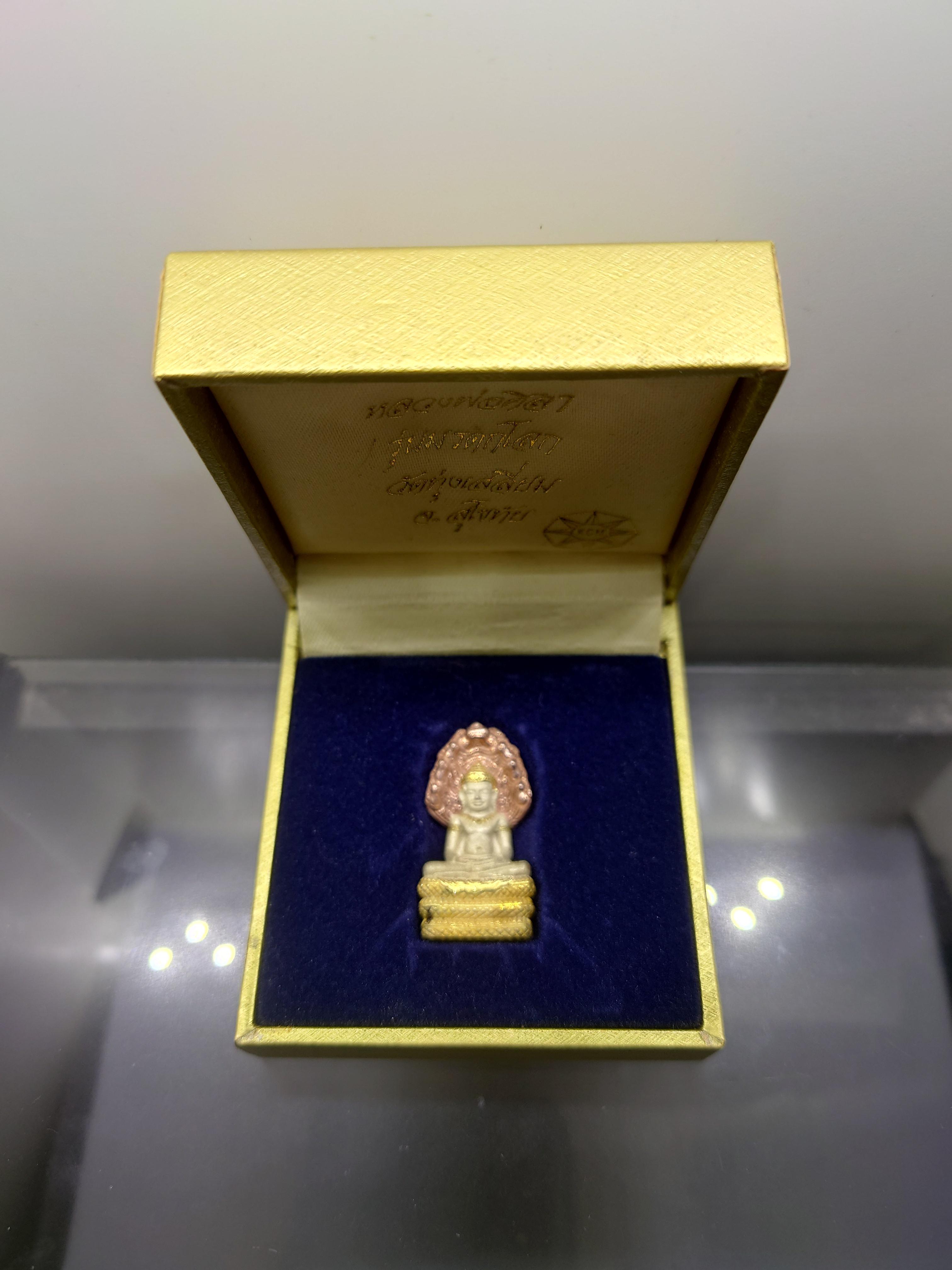 พระนาคปรก หลวงพ่อศิลา รุ่นมรดกโลก เนื้อเงินสามกษัตริย์ พิมพ์ใหญ่ พุทธาภิเษก วัดบวรนิเวศวิหาร โดย สมเด็จพระสังฆราช ญสส เป็นประธานในพิธี ออกวัดทุ่งเสลี่ยม สุโขทัย ปี2540 กล่องเดิม