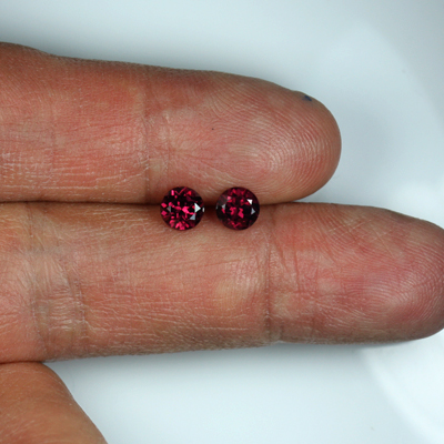 โกเมนสีม่วงเเดงหรือโรโดไลท์ (Rhodolite Garnet) น้ำหนักรวม 1.48 กะรัต ม่วงเเดงเข้ม เป็นคู่